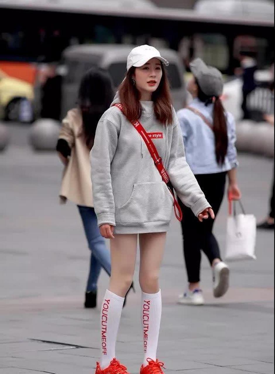 街拍:穿白色长筒袜,样子蛮淑女,整体很性感的美女,双腿太迷人