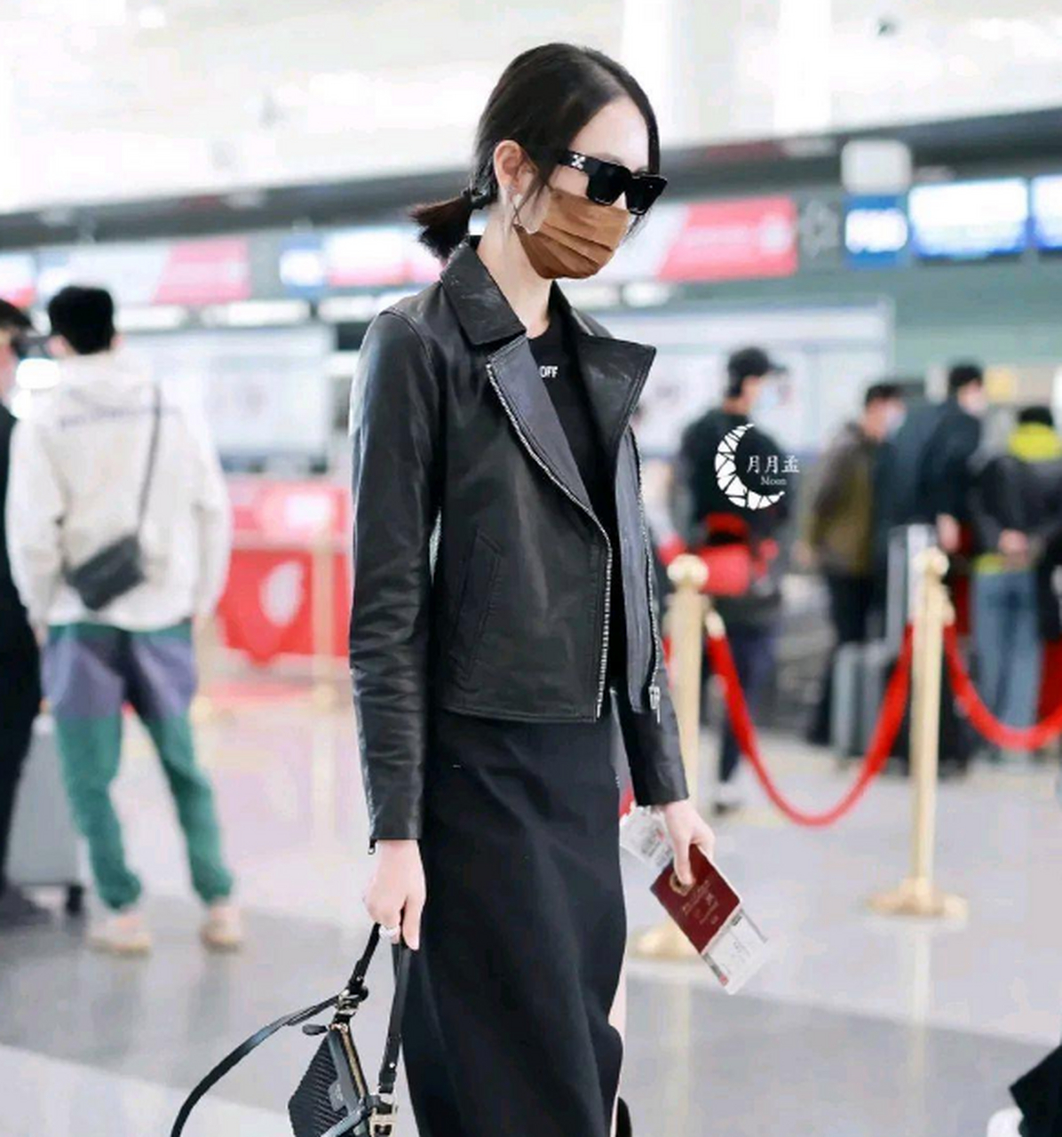 童瑶出行穿搭,黑色皮衣搭配黑色开衩裙 黑色长靴,又酷又飒,气场全开~!