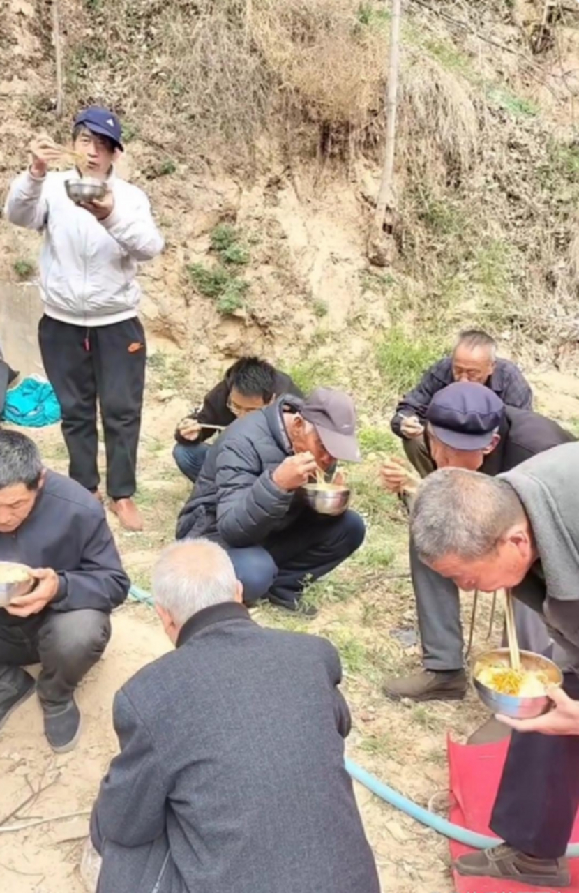 看看村里的人,吃饭就爱凑在一起,有板凳也不坐,就爱蹲在地上吃饭!