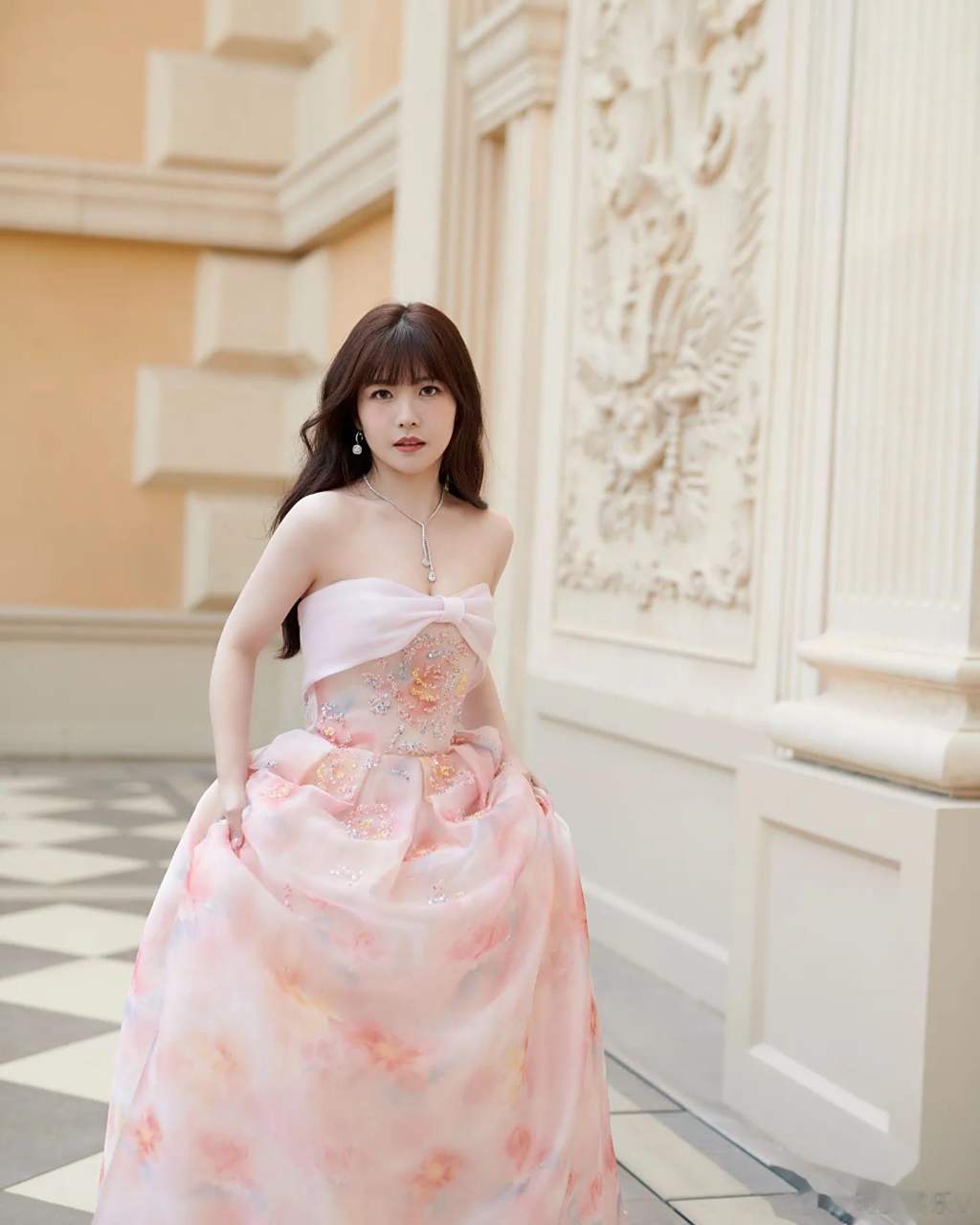 赖美云# 春日樱花抹胸裙,温柔又甜美!