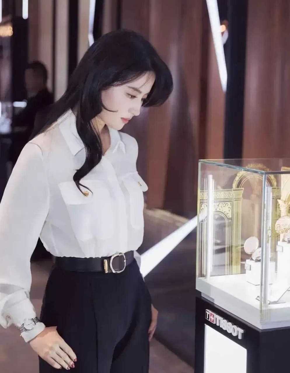 "仙女姐姐"刘亦菲,帅气的职业装打扮好漂亮,上班的时候你就这么穿吧!