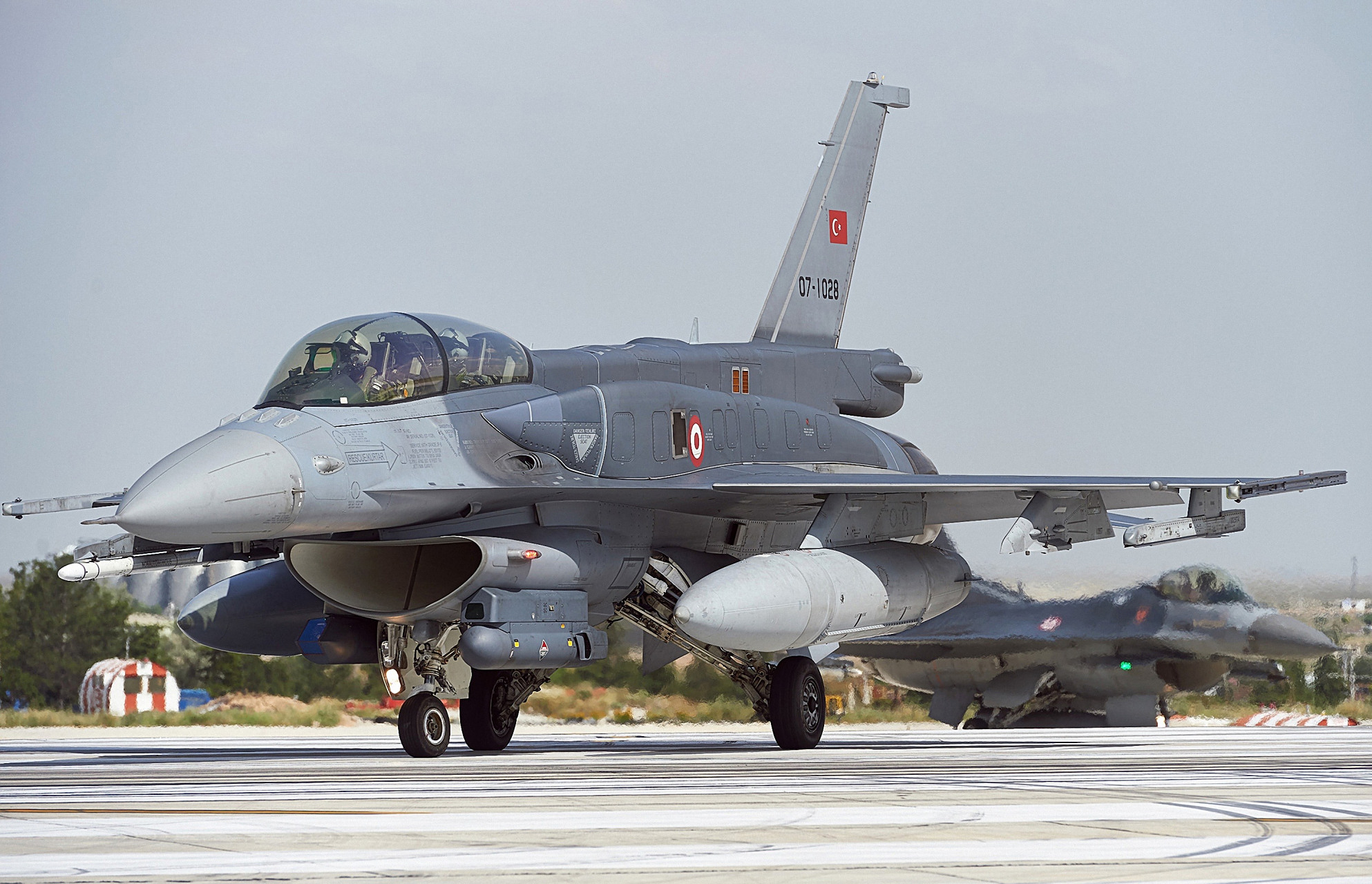 土耳其空军装备的f-16d战斗机,图片中的这批战斗机的配置有点高调