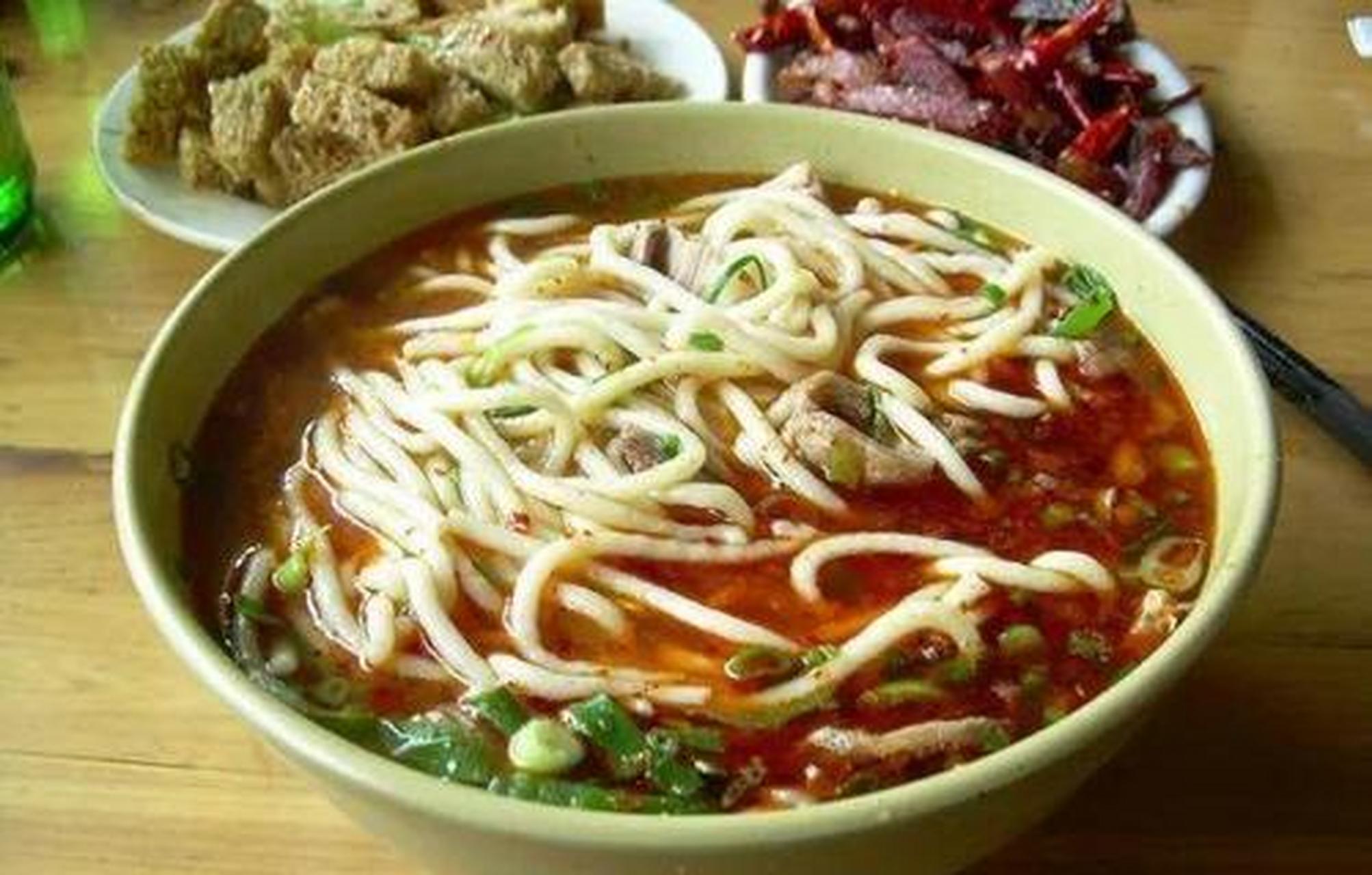 说到阳泉的名小吃就不得不提到最具特色的漂抿曲,漂抿曲也叫小河捞