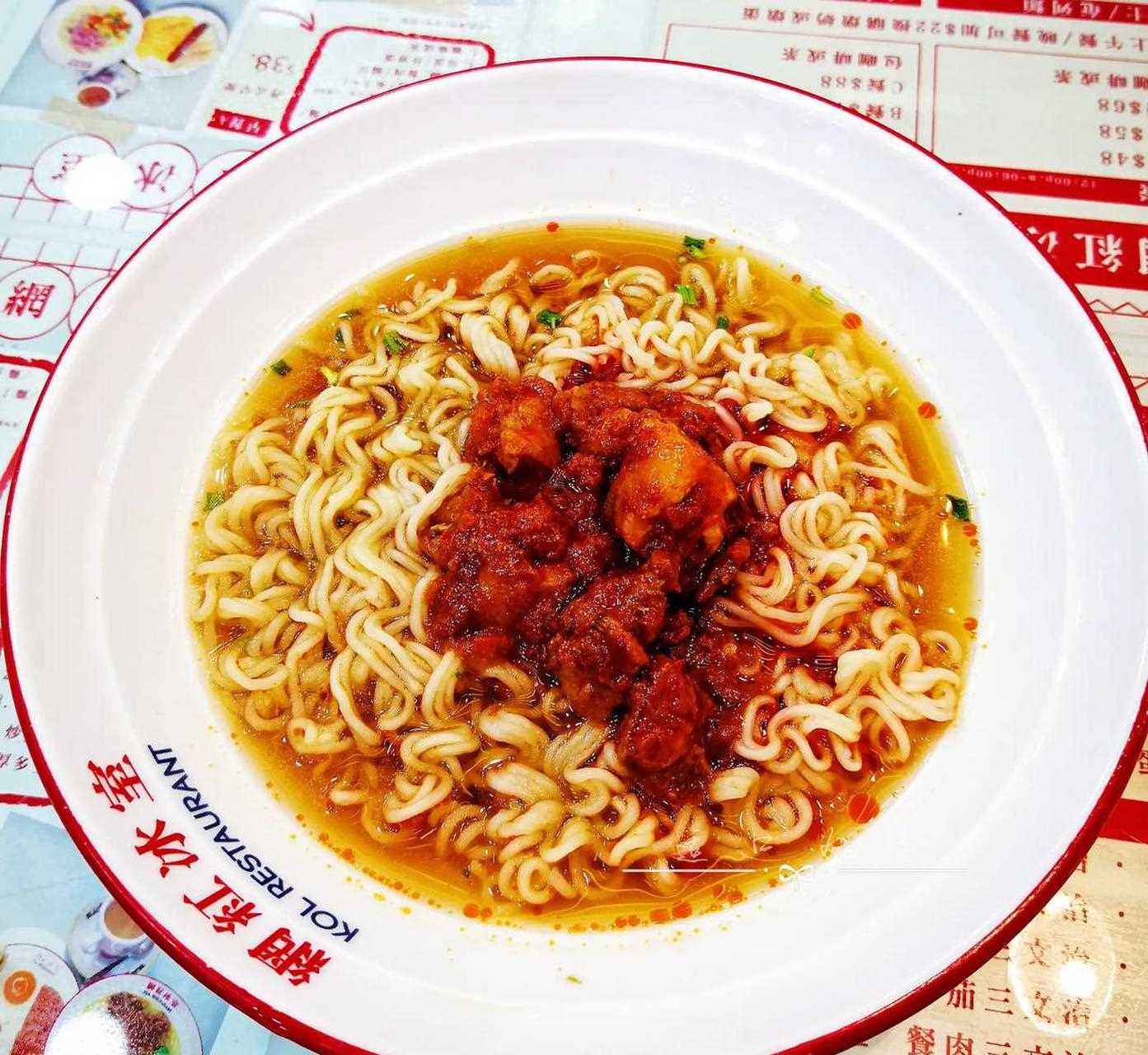 第一次吃五香肉丁汤公仔面是在香港的茶餐厅.