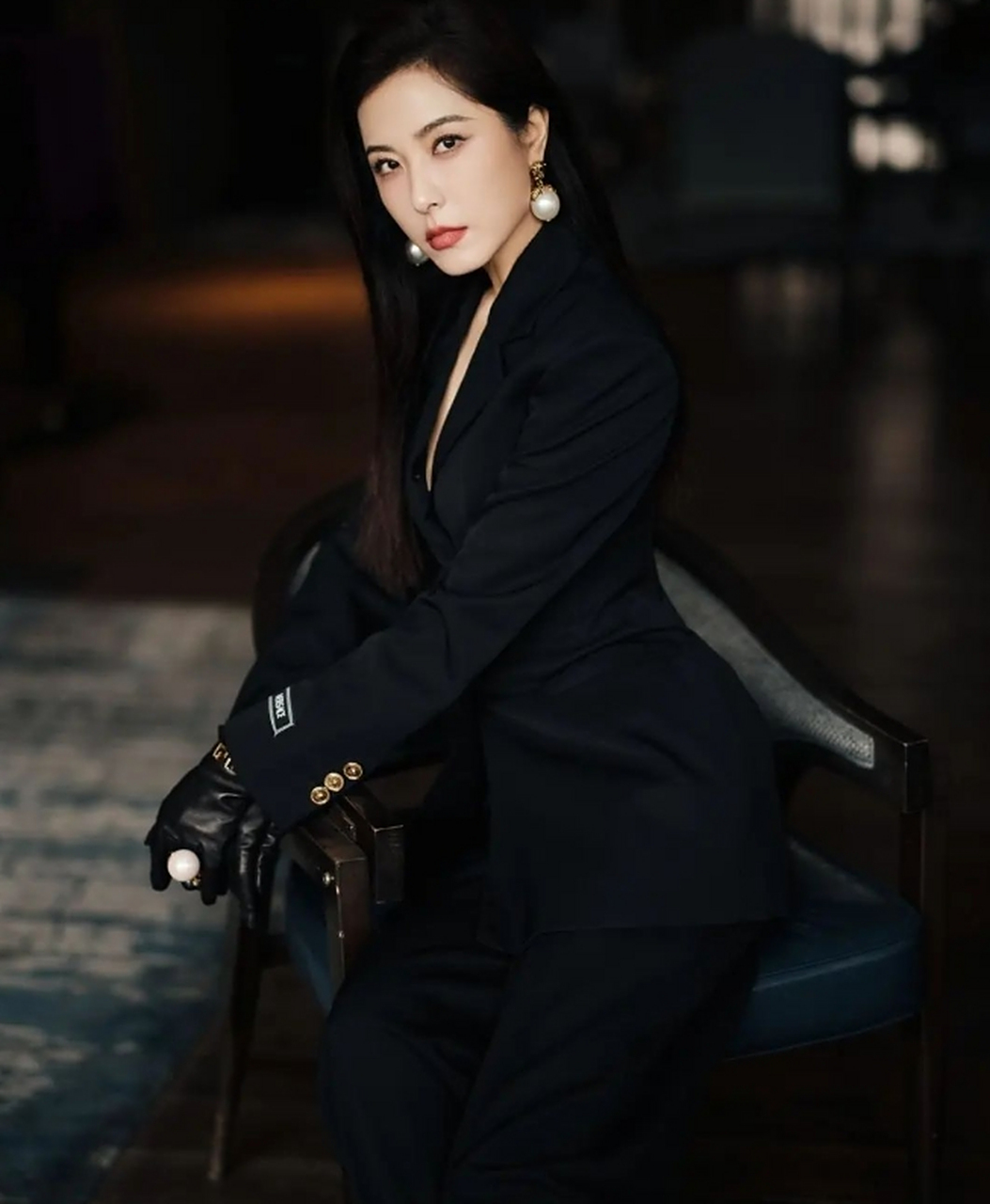 高贵冷艳,清新妩媚的#曾黎# 一袭黑色西服套装,雪肤玉貌,双眸清澈