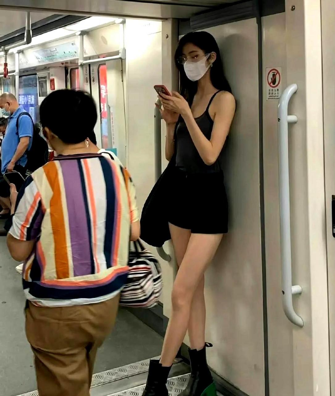 这位小姐身材真是高挑,看起来至少有一米八吧!