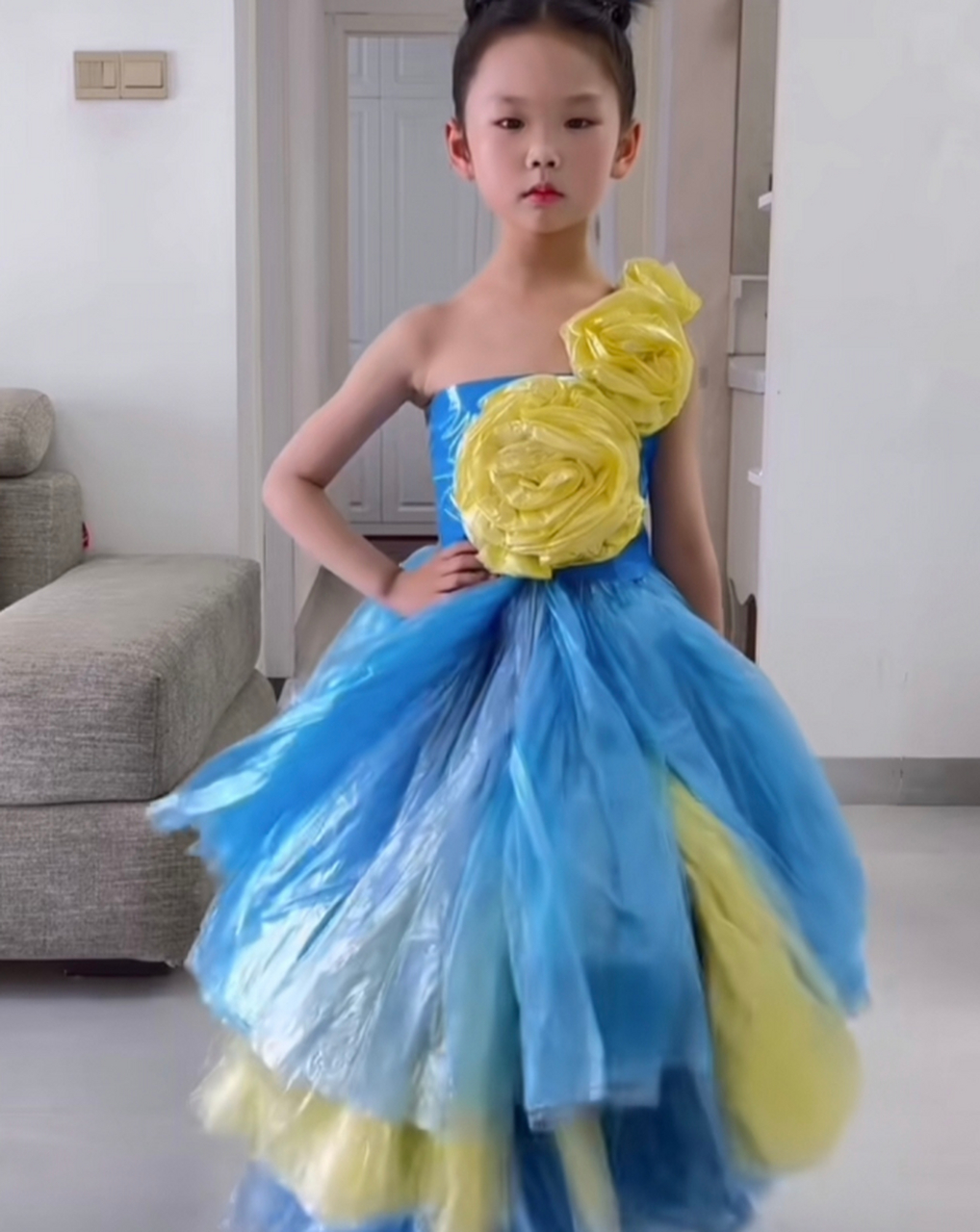 妈妈有才,塑料袋做的婚纱