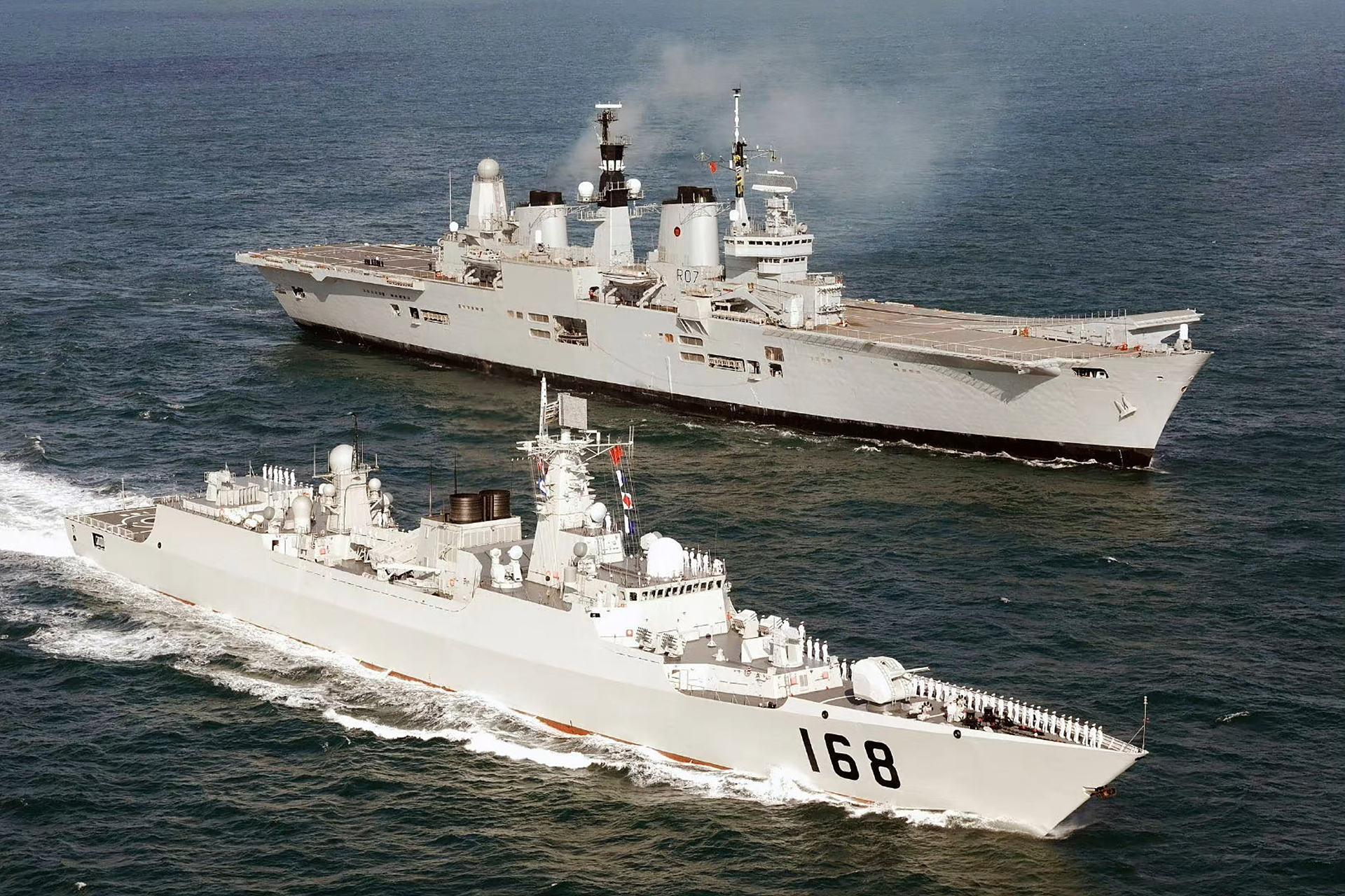 大约16年前,我国海军的广州舰与英国皇家海军皇家方舟号航空母舰编队