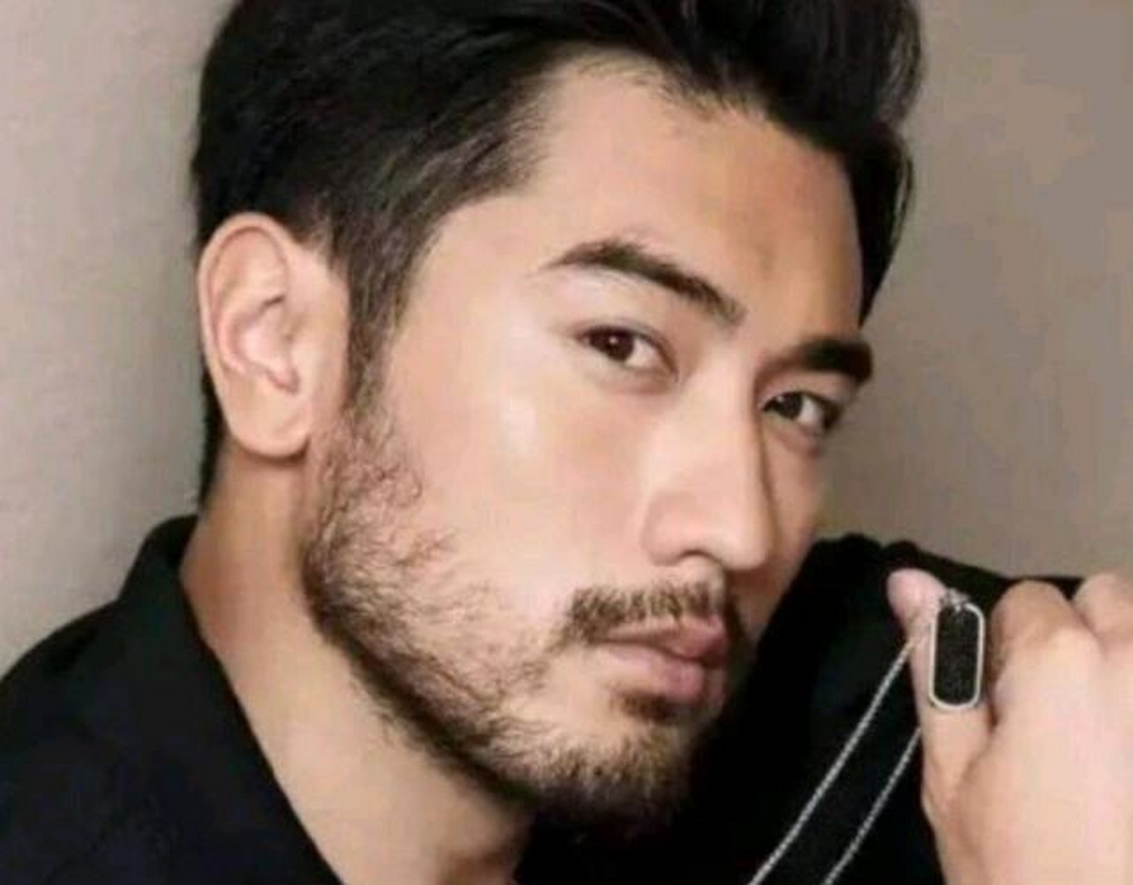 直观的解释耳褶痕就是,在耳垂上长了一条浅浅的折痕.