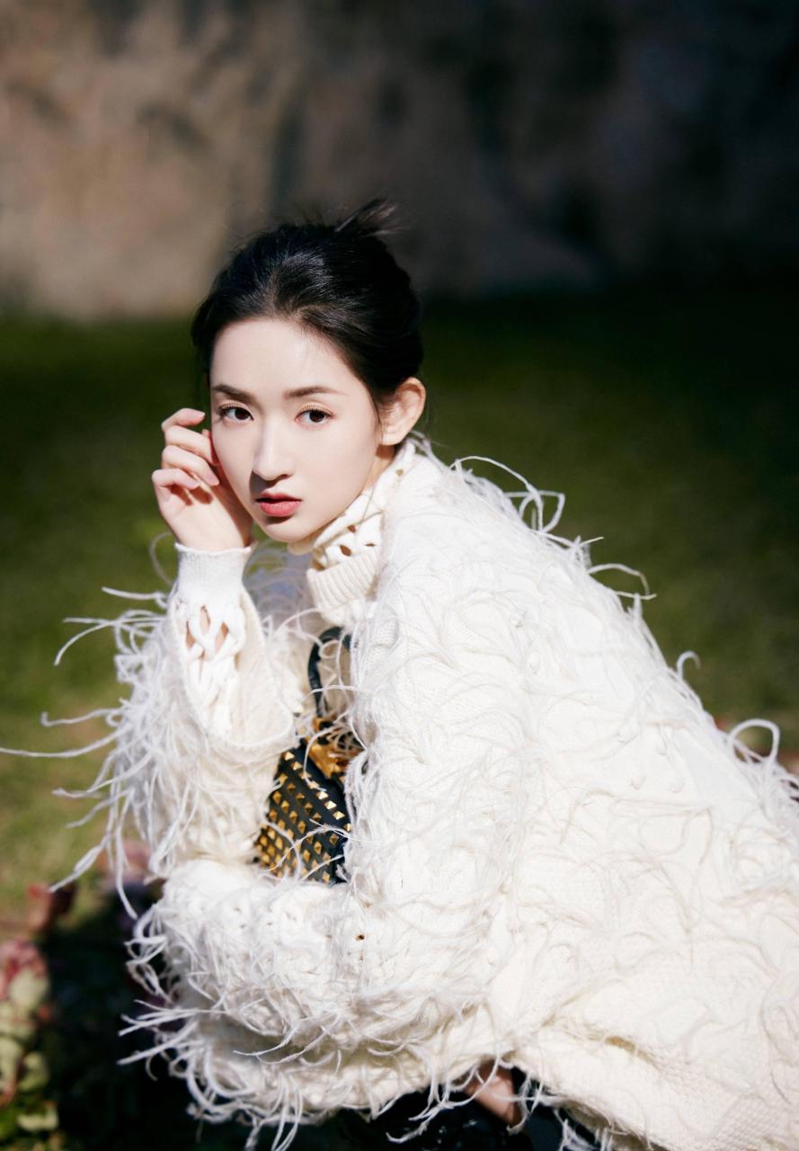 近日,陈宥维被拍到与一女子在和朋友聚完餐后返回酒店,一路上两人手舞