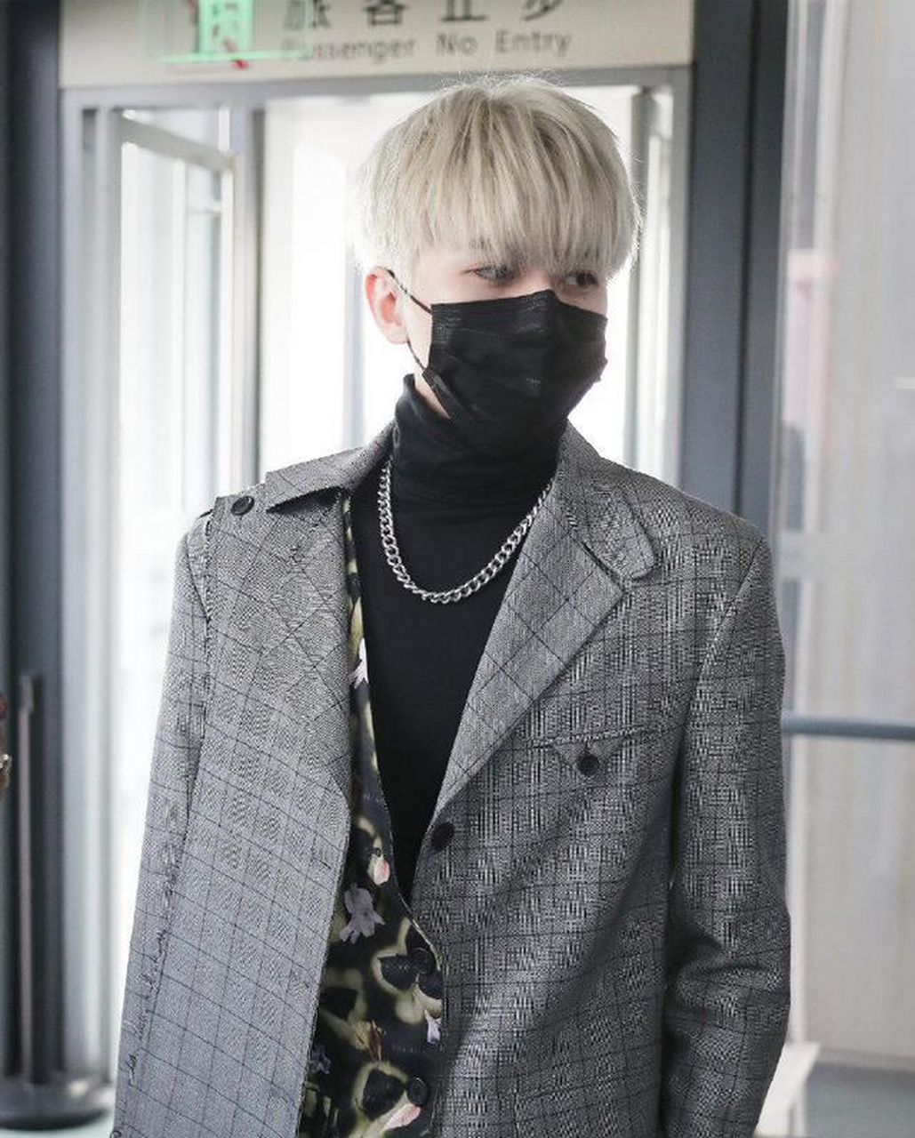 蔡徐坤新发色太帅了!银白发色十分抓眼,像从漫画里走出来的人物