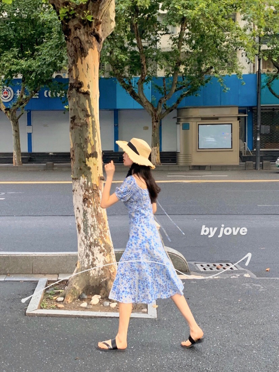 穿了一条温柔碎花裙 马路边走走~ 裙:果核宇宙 帽子:陈奶奶的hatshop