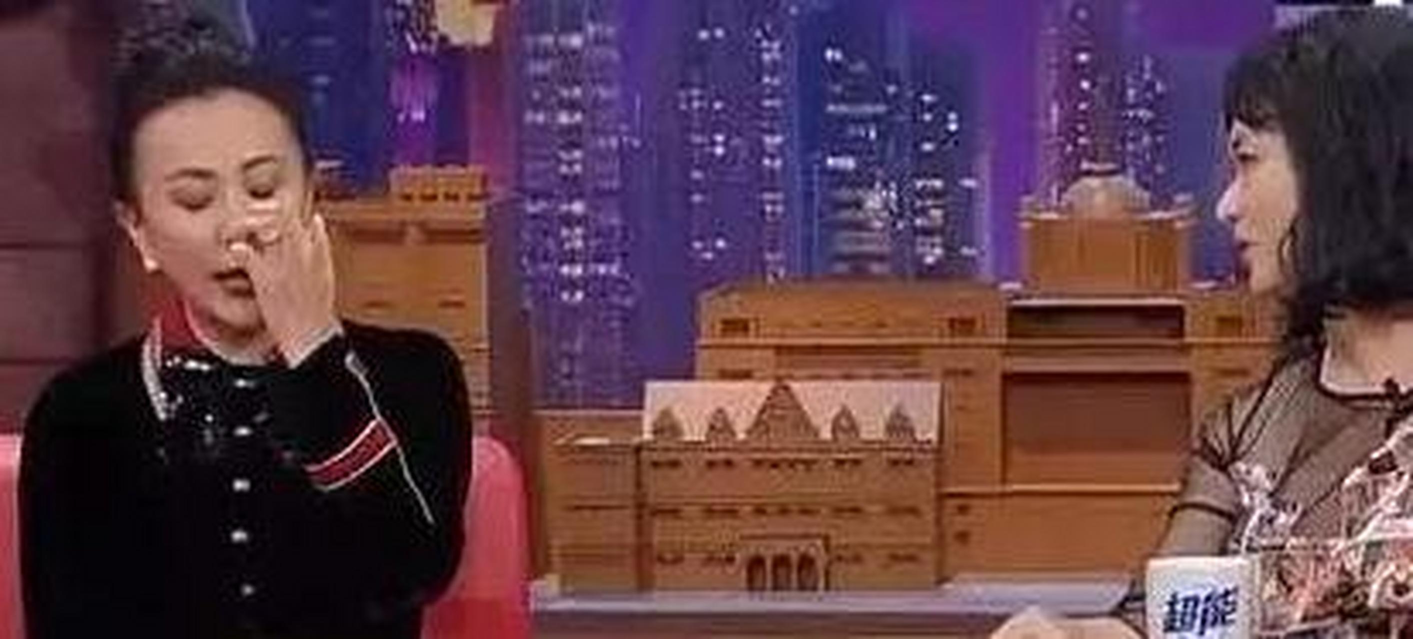 2002年,刘嘉玲因《东周刊》嚗出的照片而痛苦不堪.