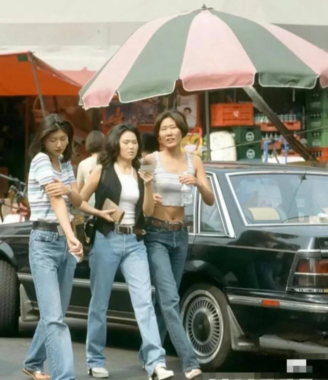 20世纪90年代,当时的女孩穿着吊带短裤,短裙,是自信和时尚的象征.