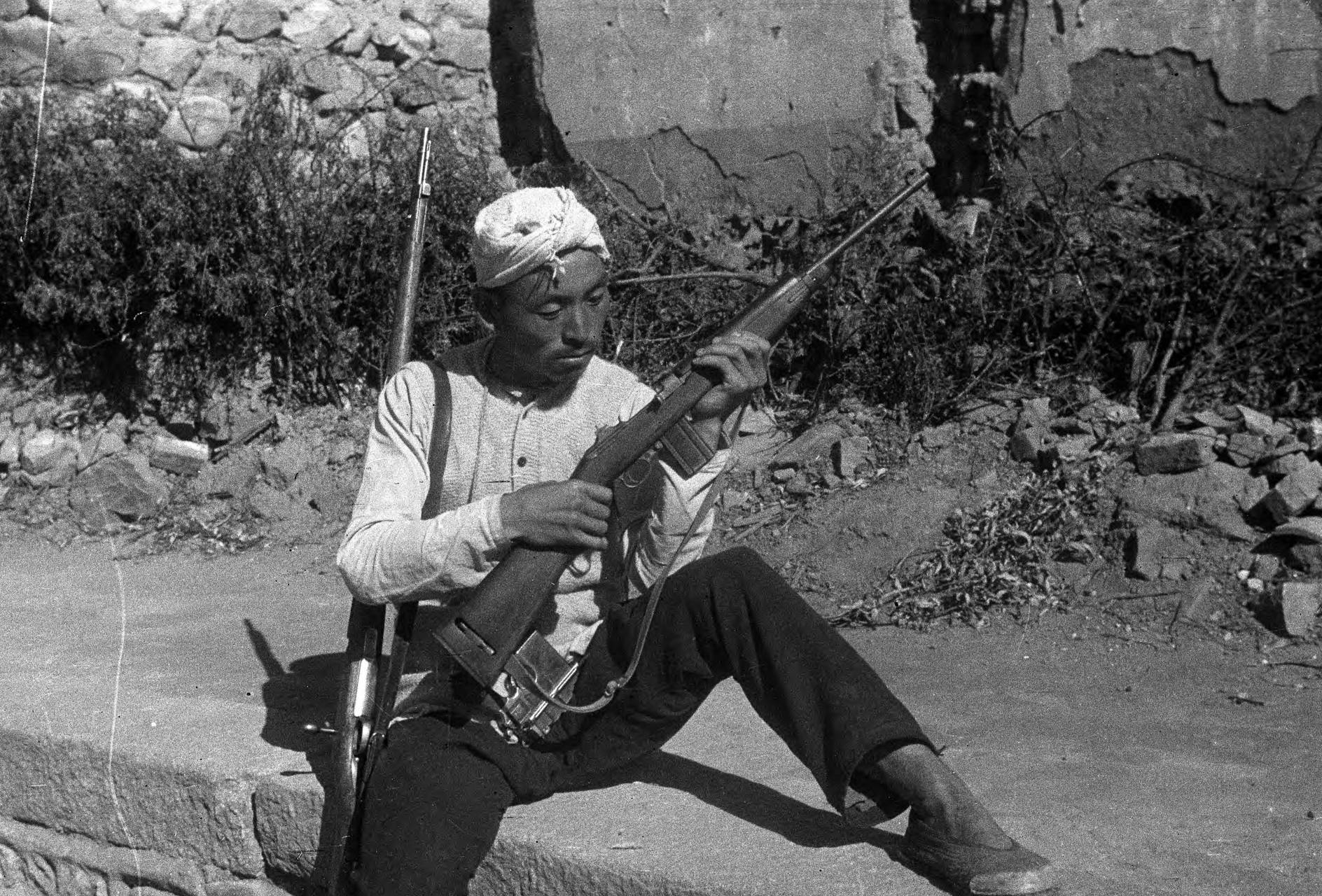 1944年,黄河以北的敌后根据地开始进行局部反攻,照片为晋西北一名游击