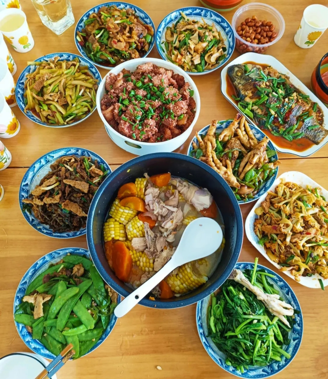 图一,广东普通家庭的晚餐 图二,浙江普通家庭的晚餐 图三,广西普通