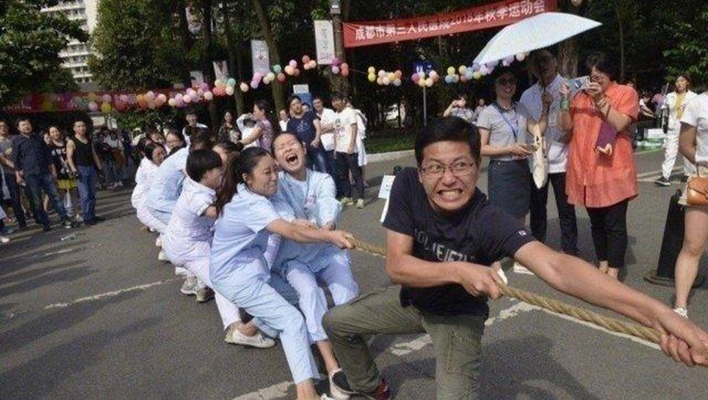 拔河比赛!哥啊!你踩我脚了!  #趣图搞笑