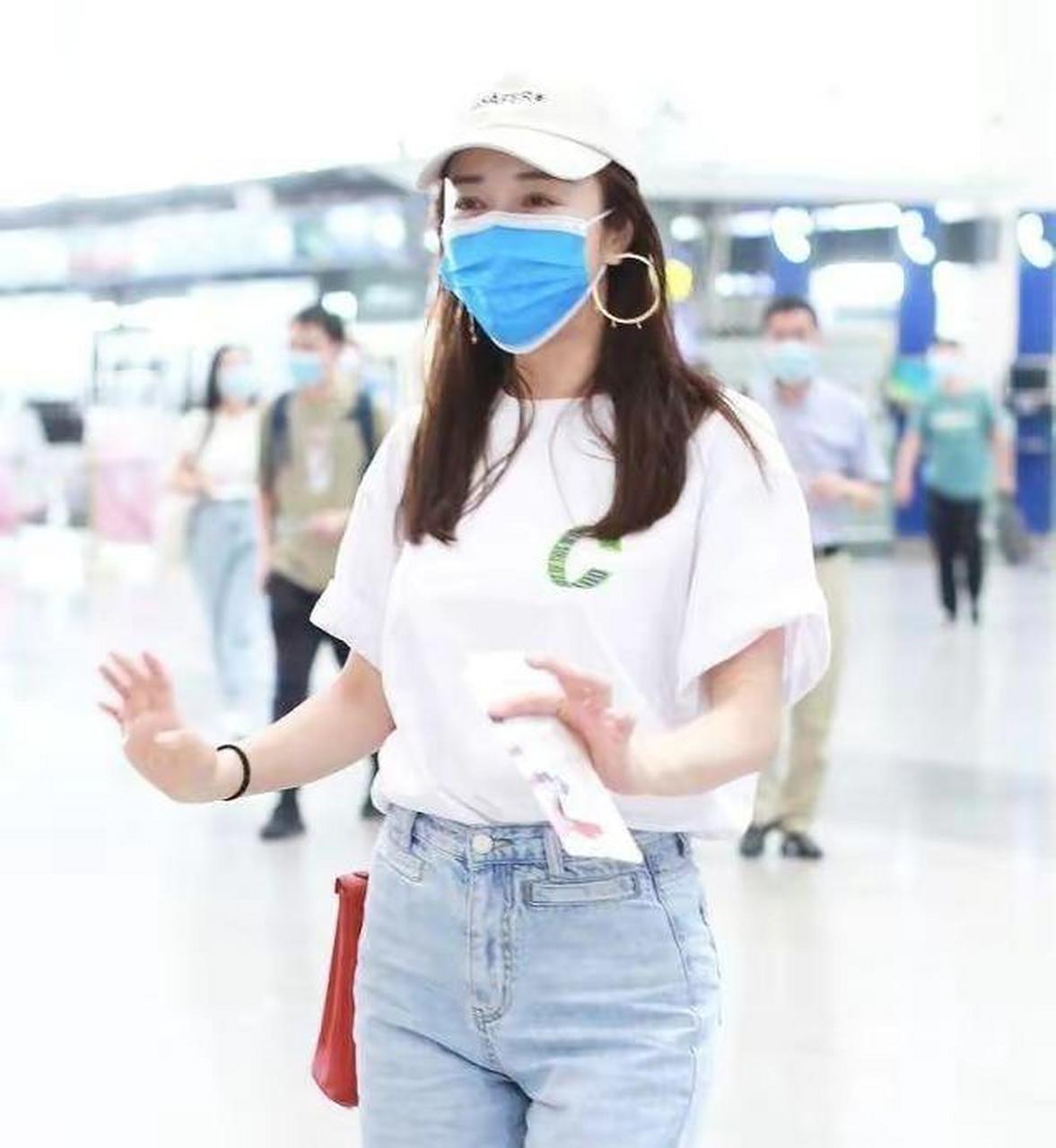 网友:李依晓穿紧身牛仔裤,身材发福了很多,却掩盖不住傲娇的女神魅力