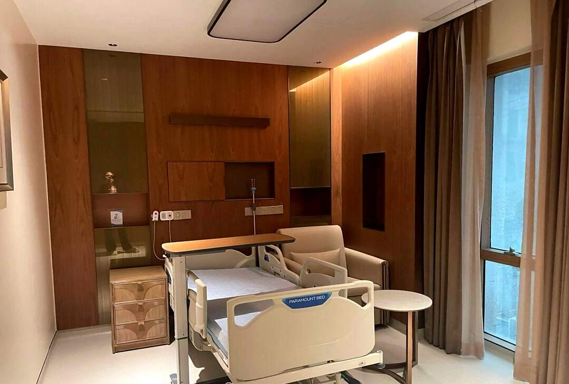 区别在于公立和私立医院的病房费用相差50倍.