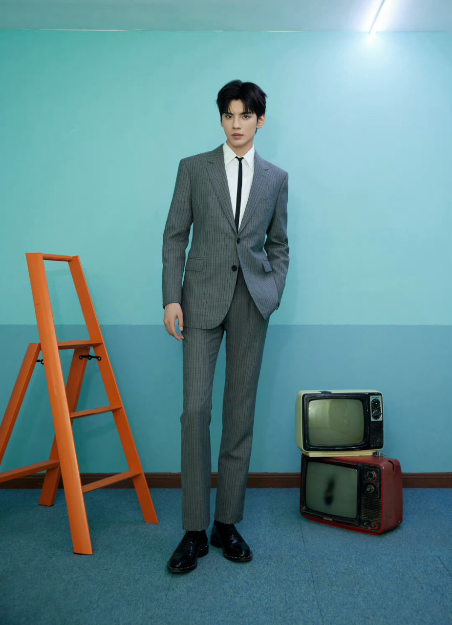 毕雯珺华表奖造型大片,灰西装大长腿帅气十足,期待! #星娱资讯速递