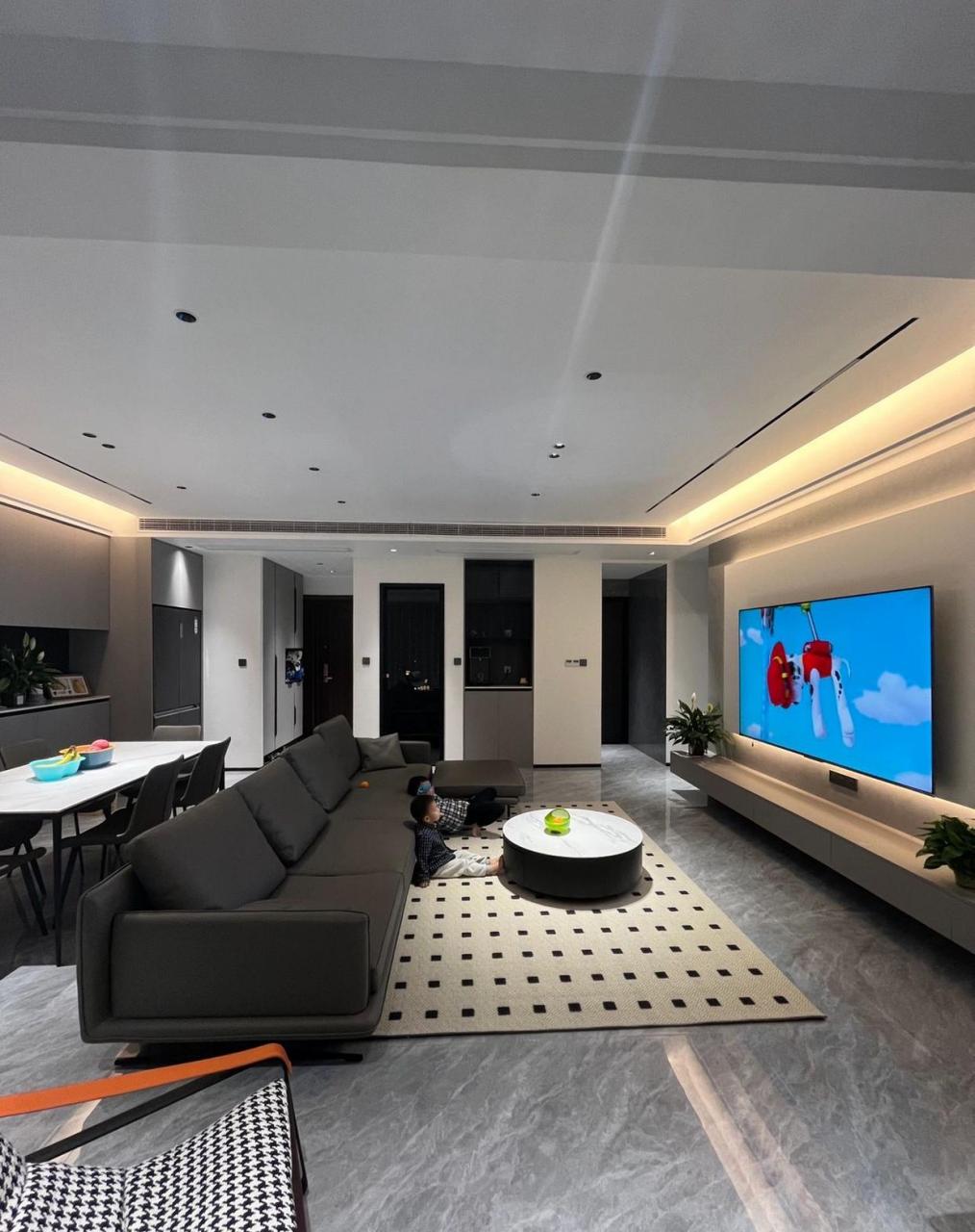 分享一下我家的大客厅,采用不设主灯的大平顶,配上灰色地砖,加嵌入式