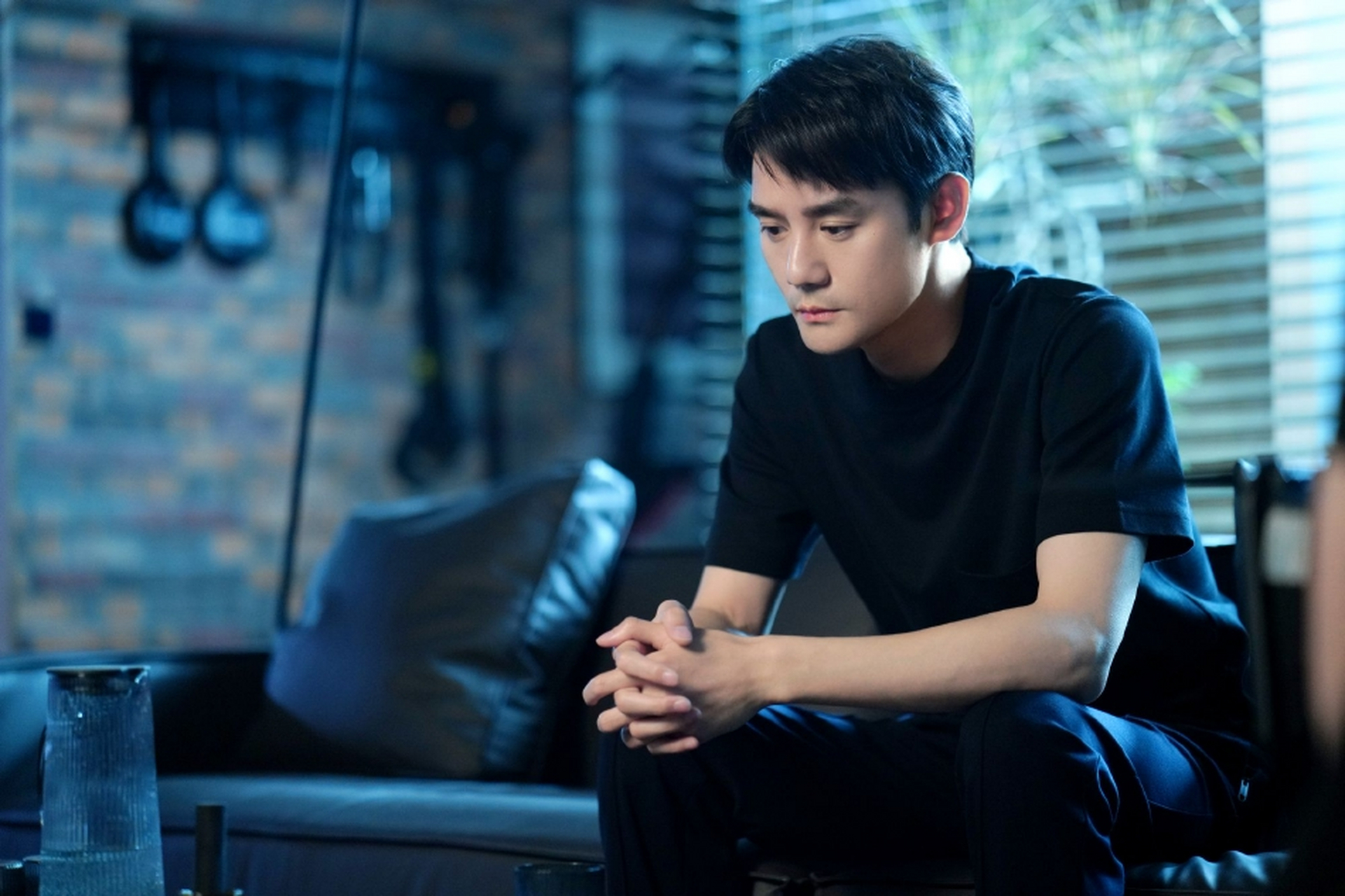 王凯工作室发的王凯《向风而行》新剧照,看起来真的很帅气,第一次注意