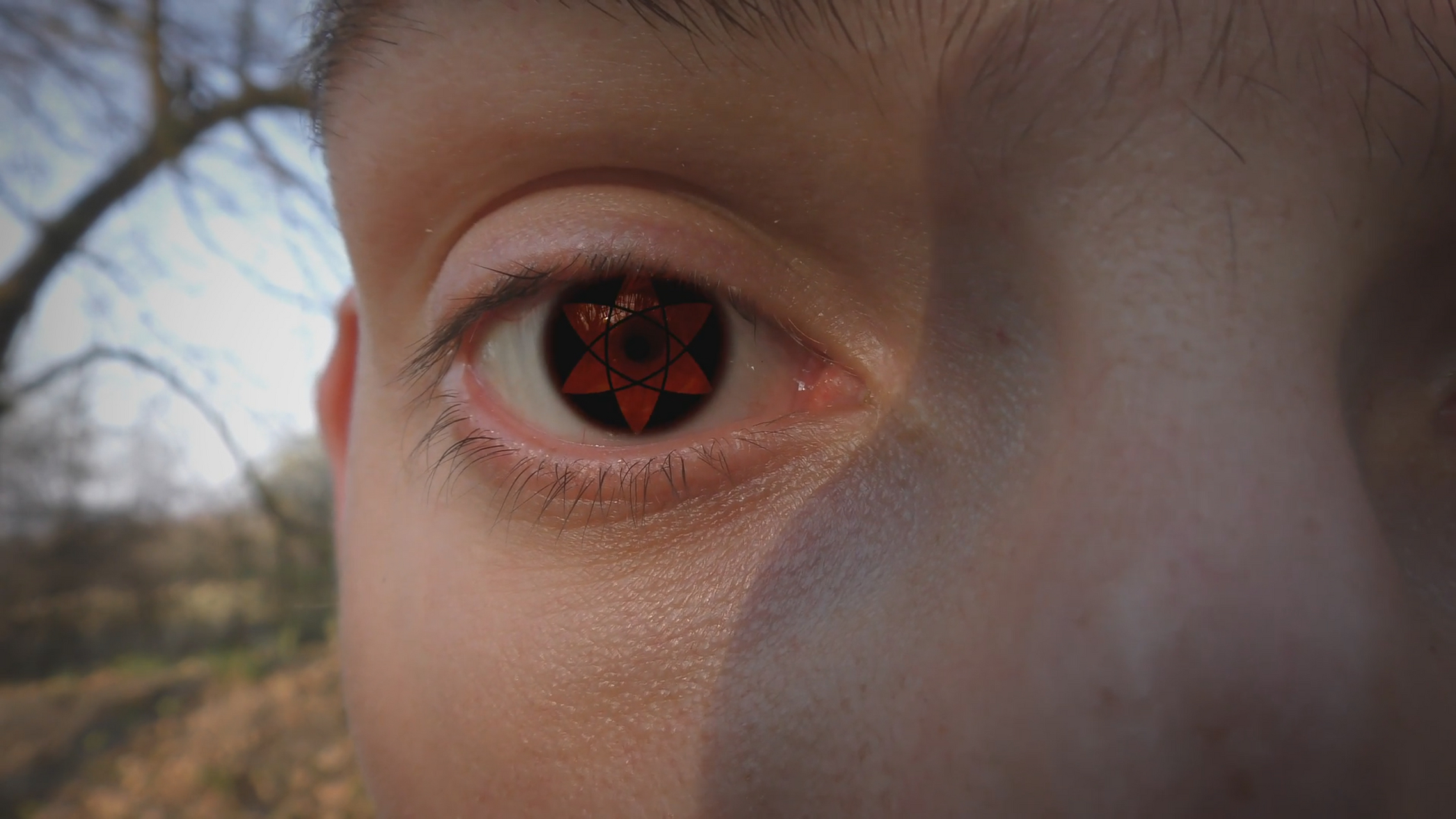 火影# 国外一位小伙子,用的这种写轮眼美瞳,竟然还可以变成万花筒