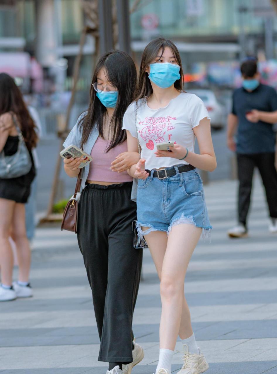 街拍牛仔短裤热裤美女口罩都遮不住你的颜值