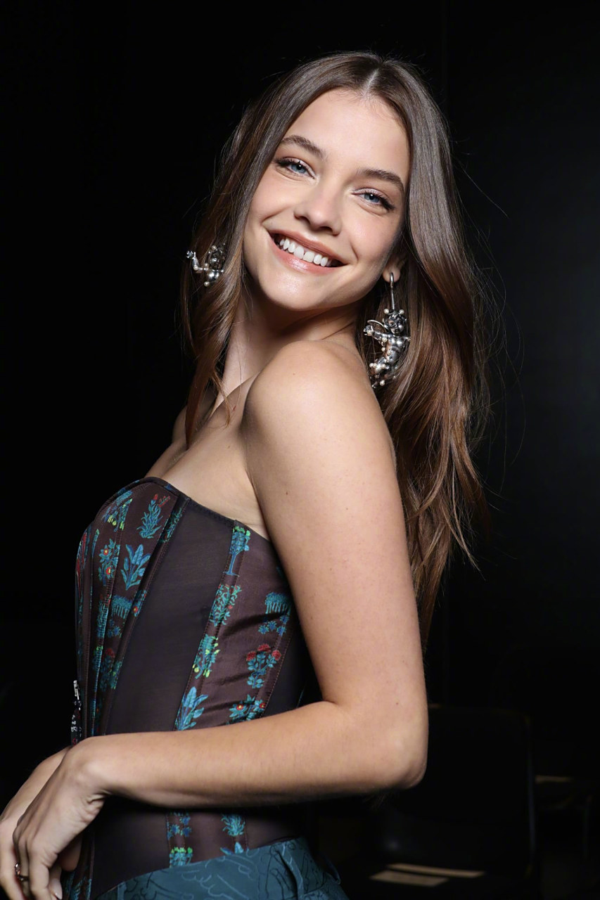 芭芭拉帕尔文# #巴黎时装周#  芭芭拉·帕尔文(barbara palvin)巴黎