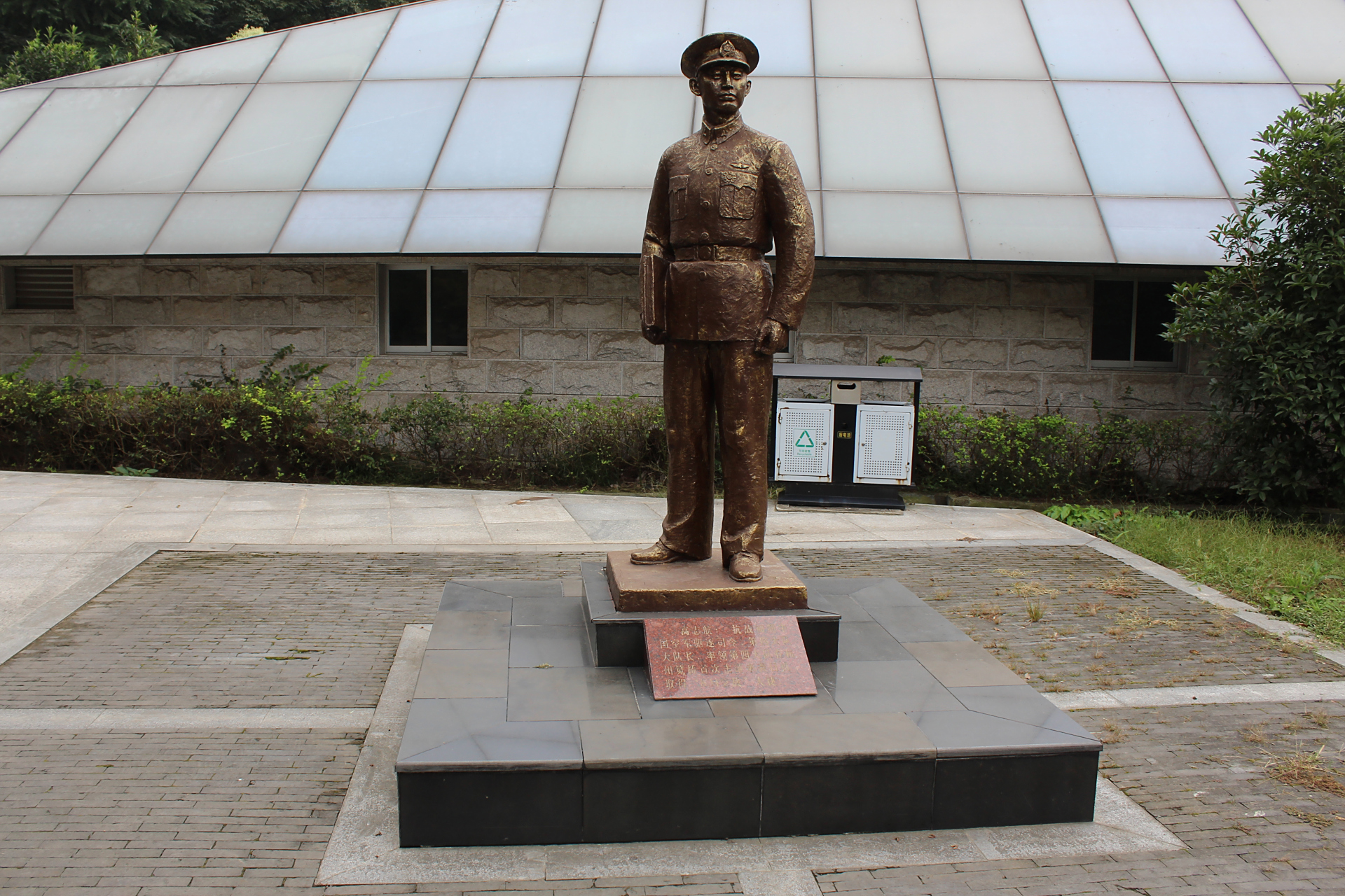 高志航 ,中国空军王牌飞行员,中国空军"四大天王"之一,中国空军驱逐机
