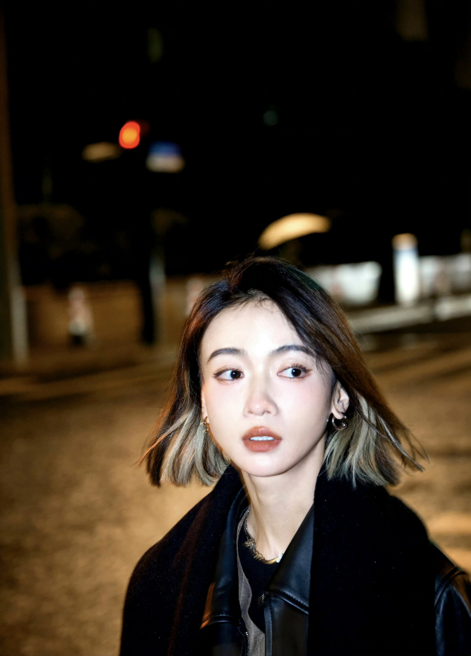 吴谨言私服穿搭 | 求皮衣品牌 吴谨言穿上这个在搭配这个短发,简直太