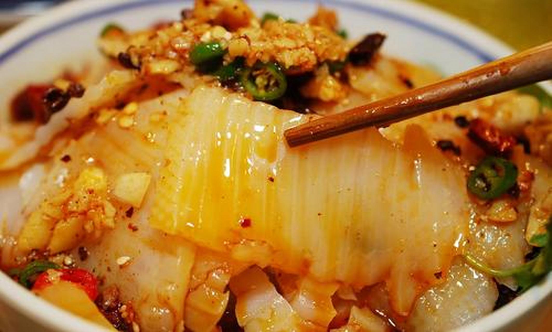 彬县御面,又称淤面,玉面,是陕西省咸阳市彬州地区的著名传统特色小吃.