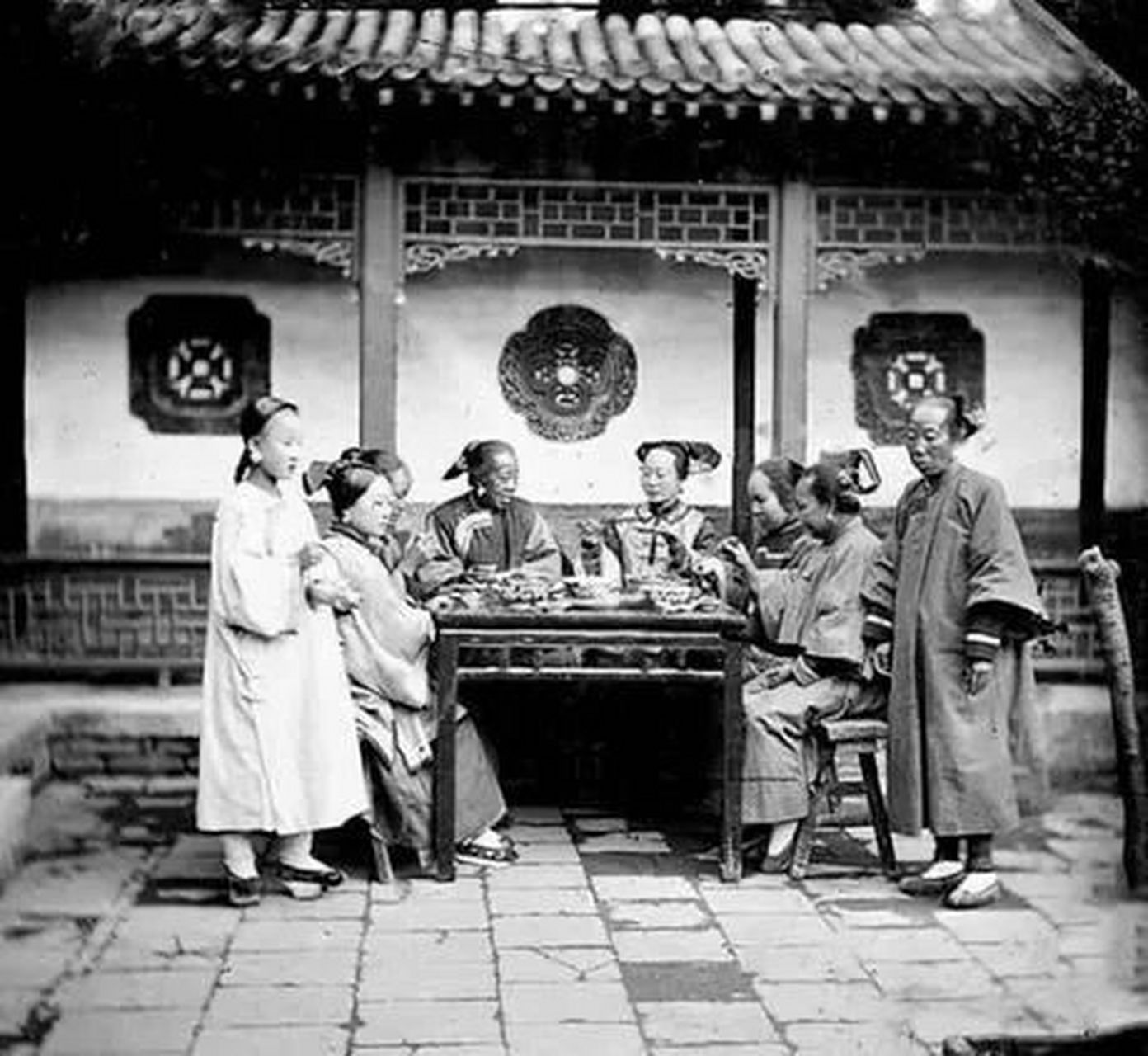 图为晚清一户贵族家庭的满族妇女正在用餐,照片中几个正在用餐的满族