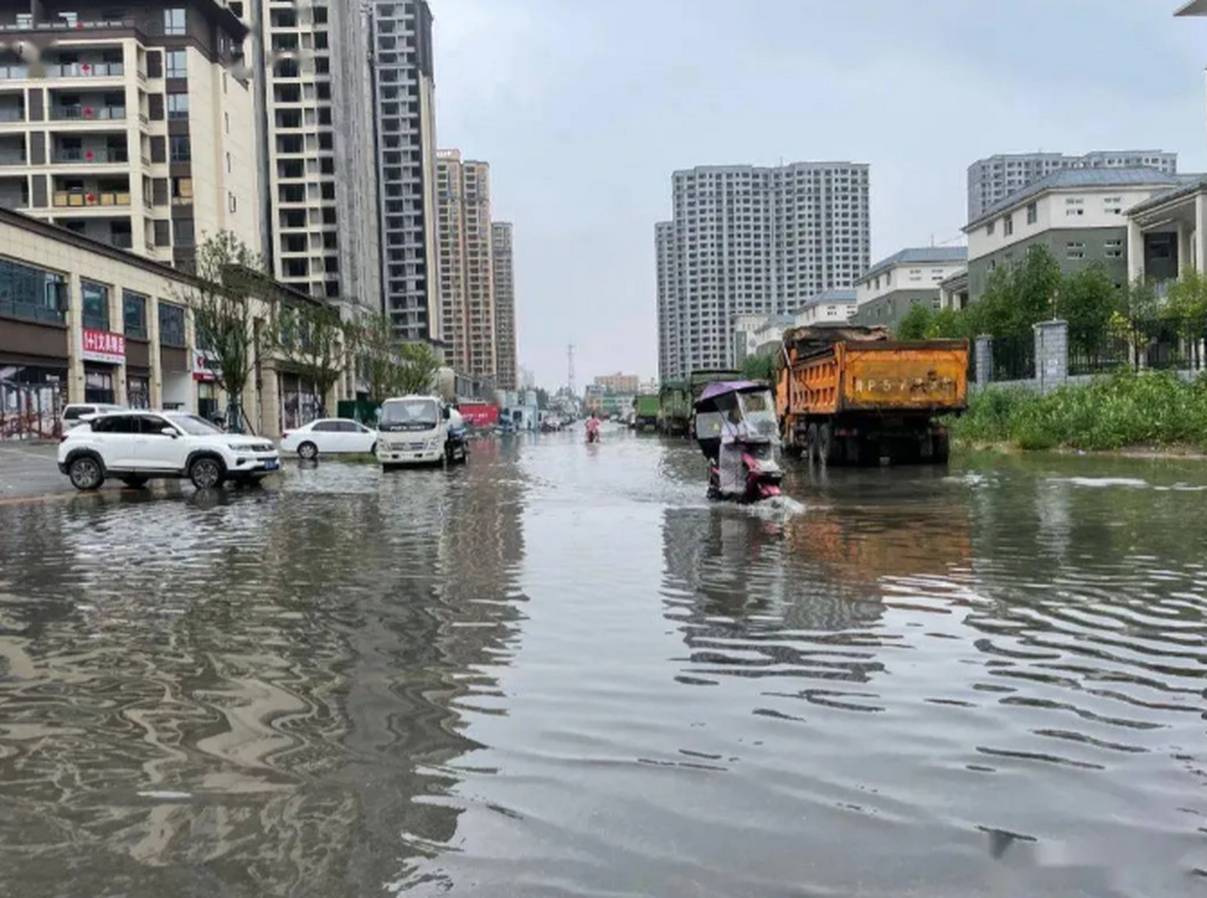 7月11日,郑州出现了阵雨,雷阵雨和局部暴雨,导致市气象部门发布了暴雨