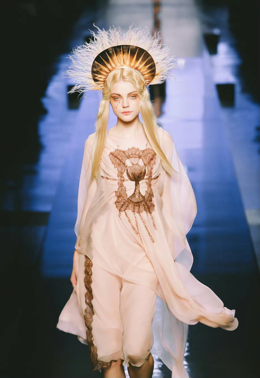 模特jessica stam在jean paul gaultier 2007春夏秀场上,仙女本仙