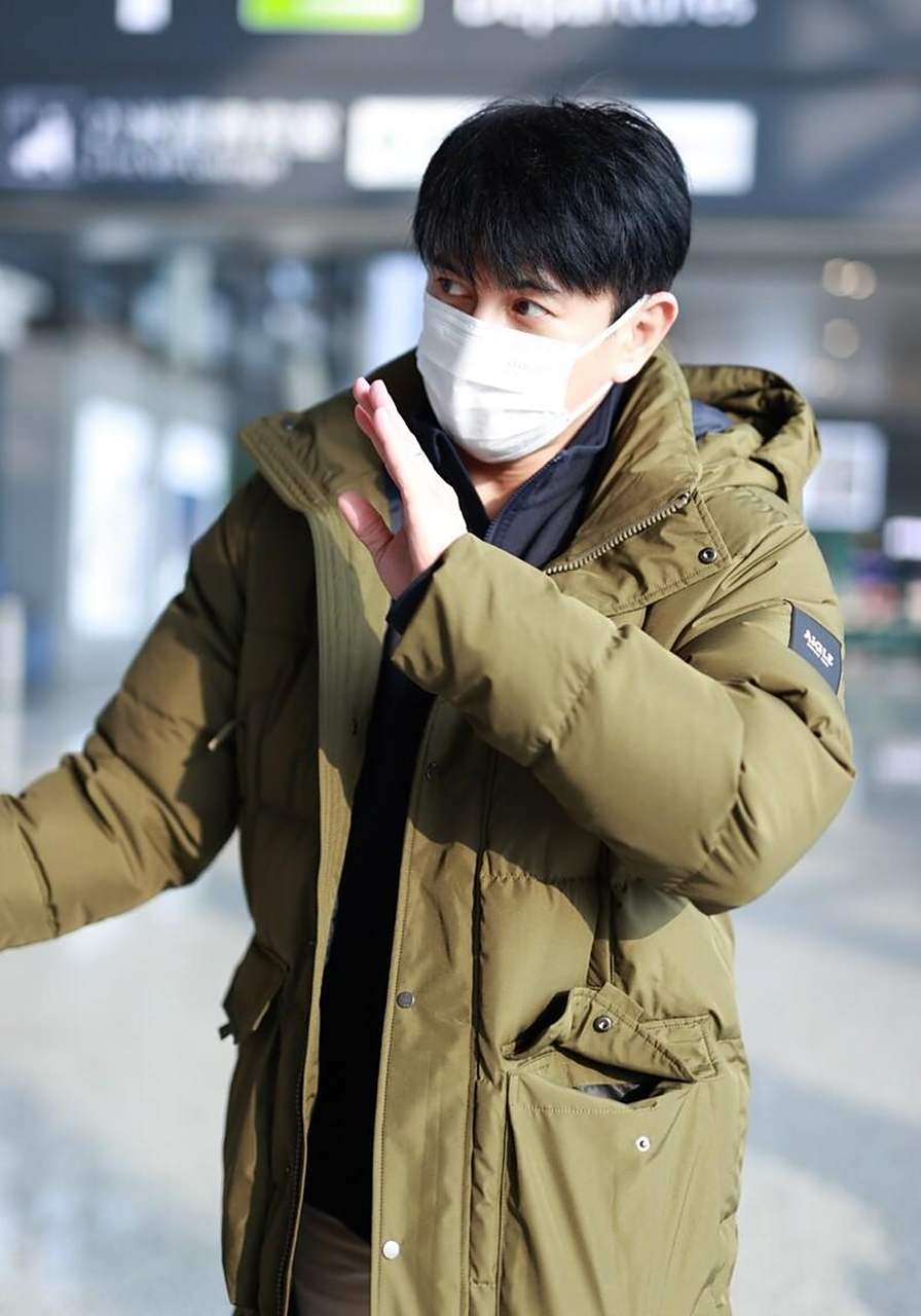 吴奇隆机场街拍 军绿色羽绒服 卡其色休闲裤 登山靴率性十足