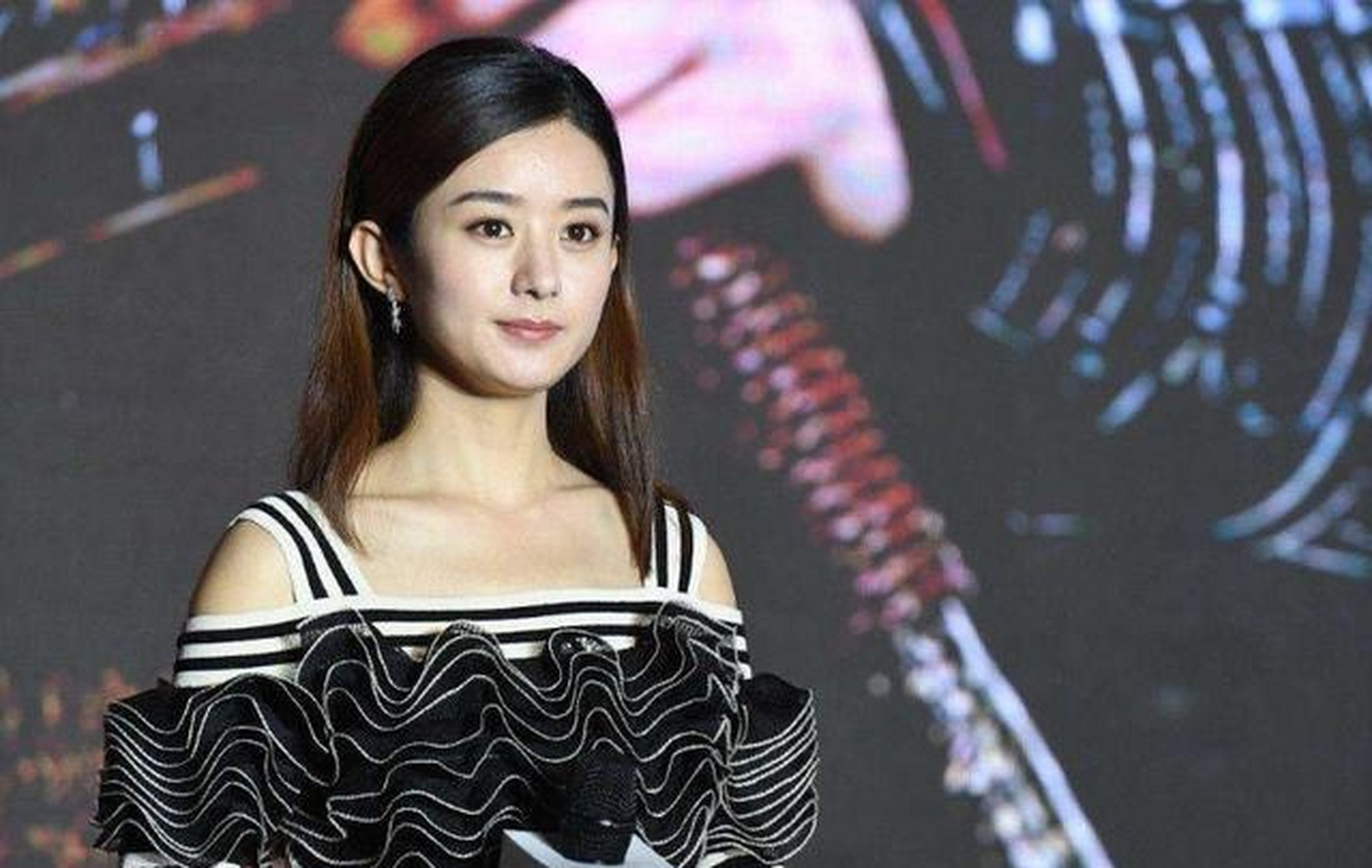 除了工作室发出来的自拍,著名造型师穆建明也晒了一组赵丽颖自拍,这组
