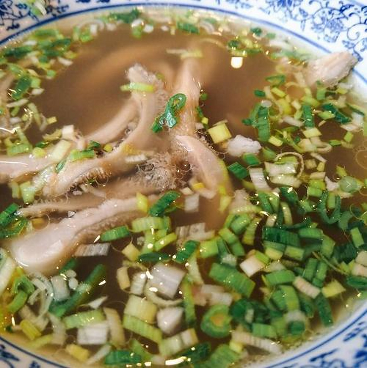 杂碎汤,牛骨熬制的高汤中,有牛羊头肉,肚条,心肝等本来不吃的杂碎,浓