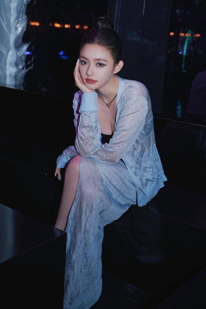 林允出席活动的丸子头看上去精神十足,真的好有气质