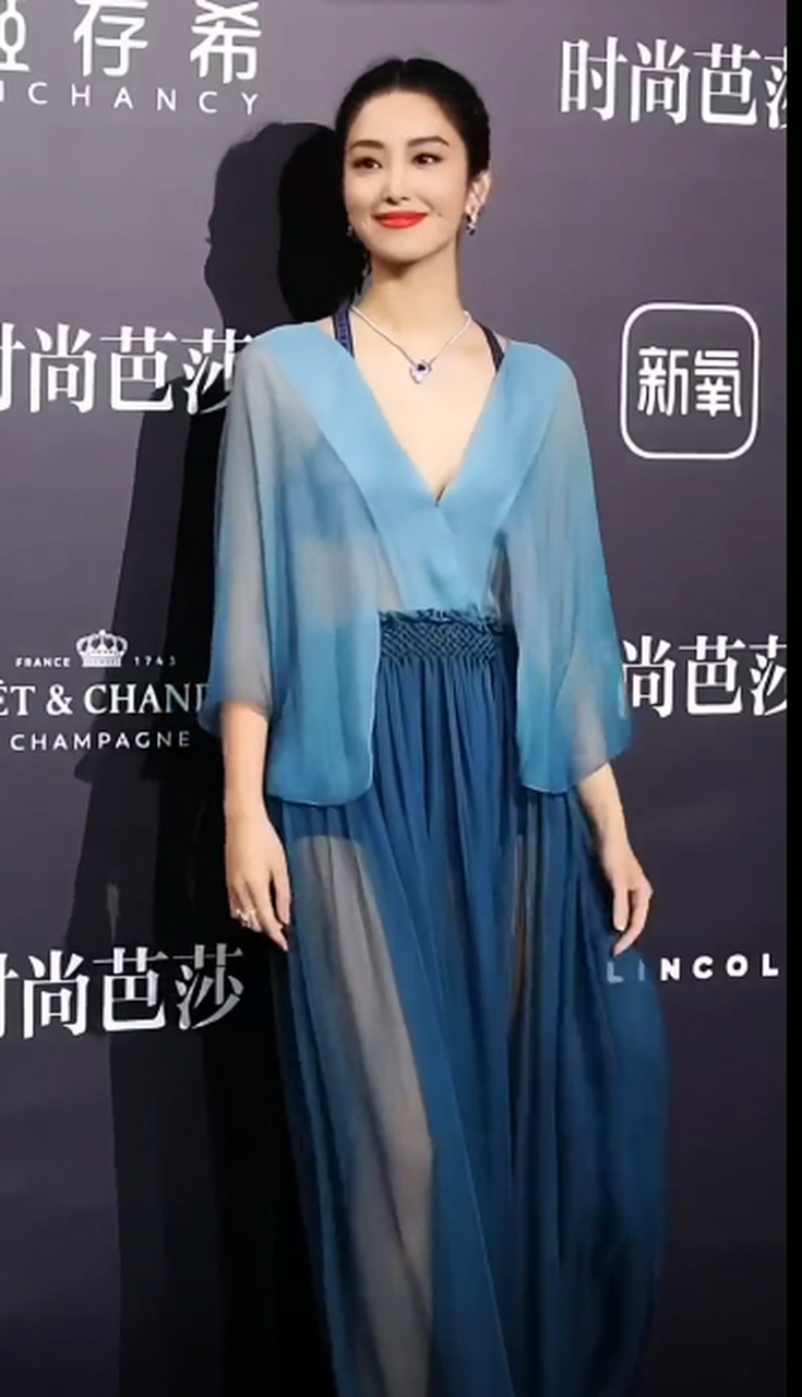 杨采钰薄纱透视装走秀现场,笑容自信从容