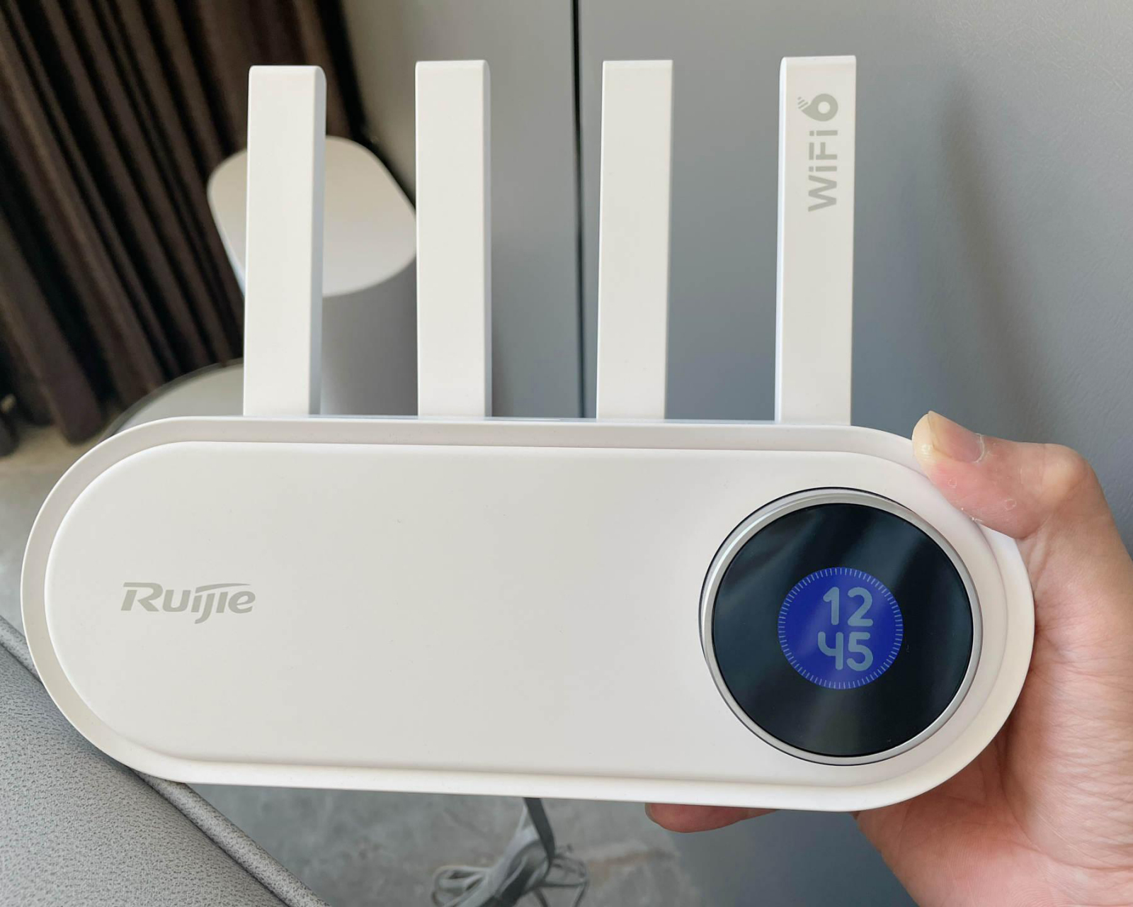 我曾经也有同样的烦恼,尤其是看到孩子在餐桌旁玩电子设备,心里总是不