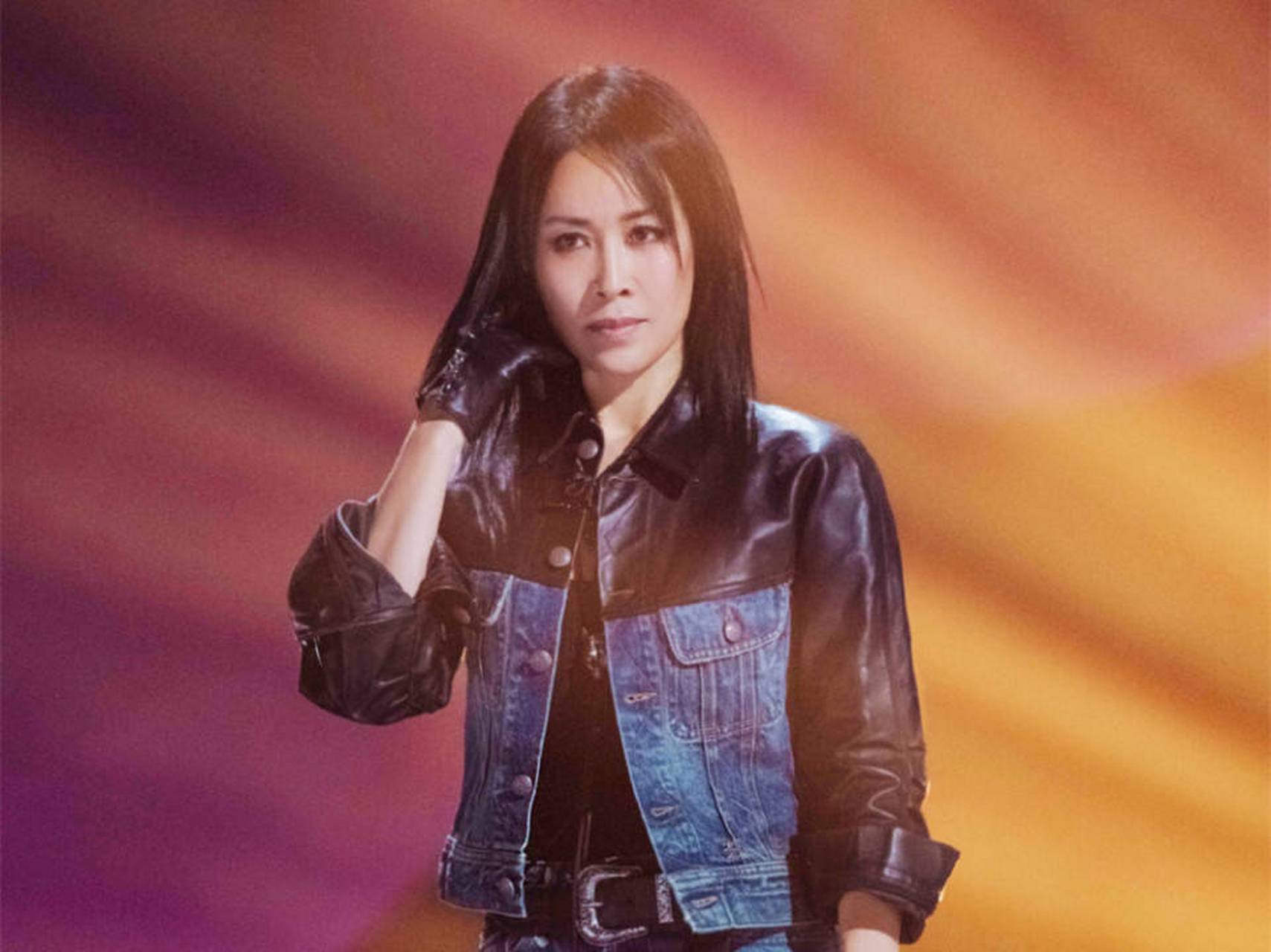 那英参加酒局照片曝光,抽中华喝红酒超豪放,微醺脸颊红润状态佳