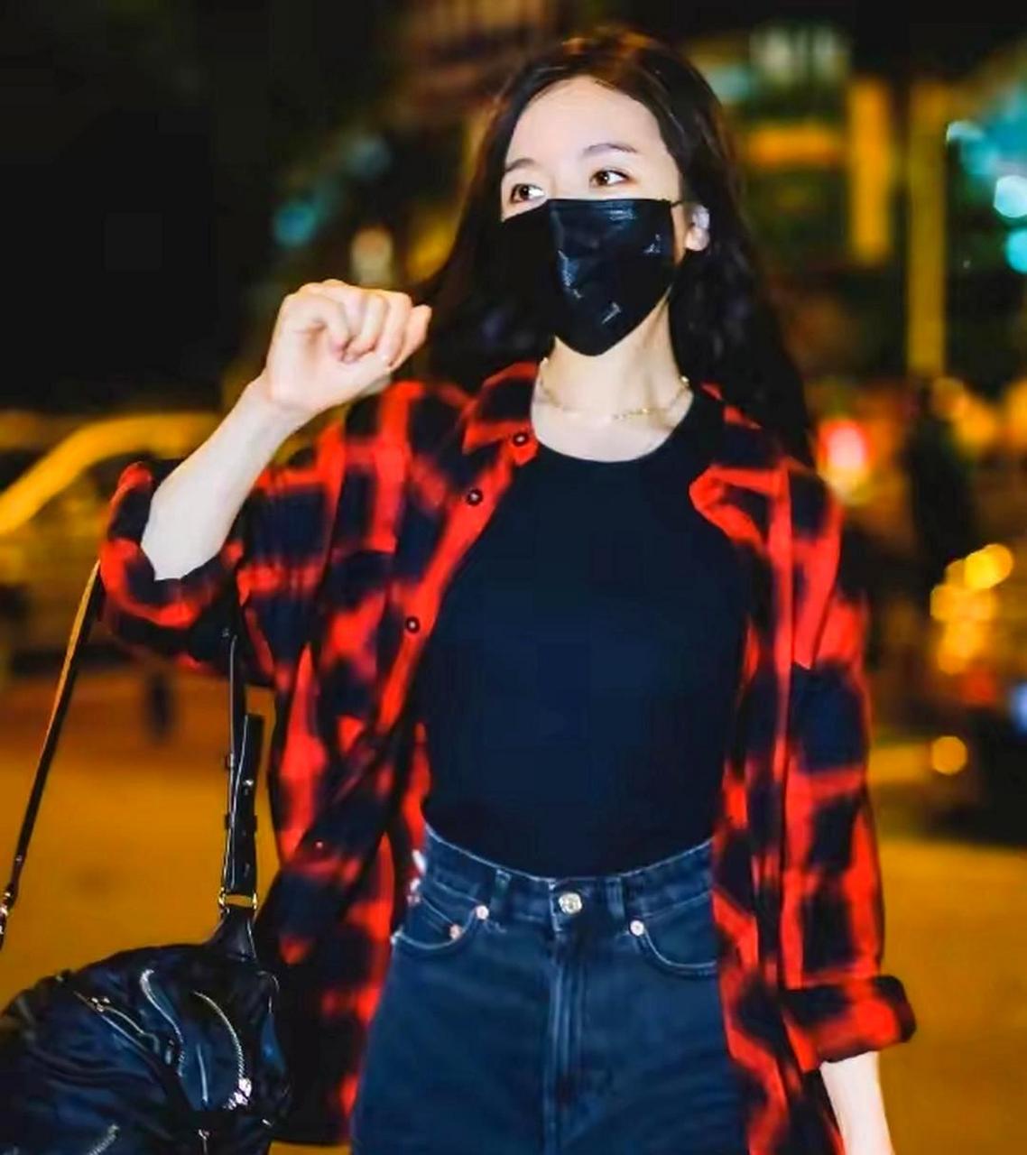 李兰迪的穿搭技巧非常出色,她身穿藏蓝色的牛仔短裤,展现出白皙迷人的