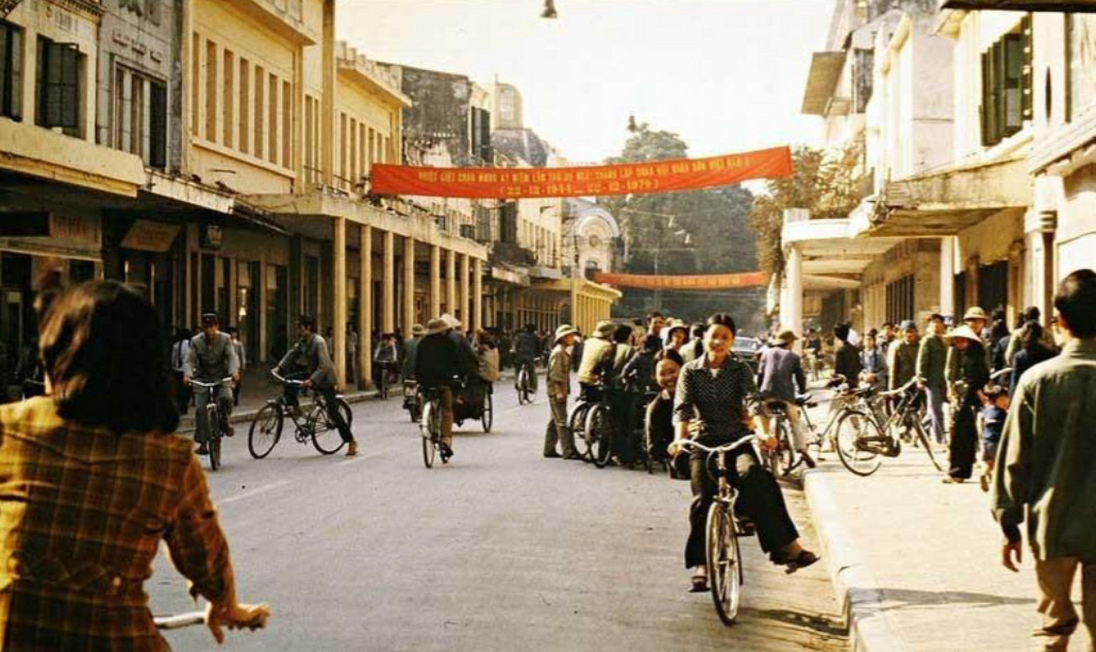 1979年的越南老照片, 人们骑自行车上下班,这跟当年的中国一样,都是"