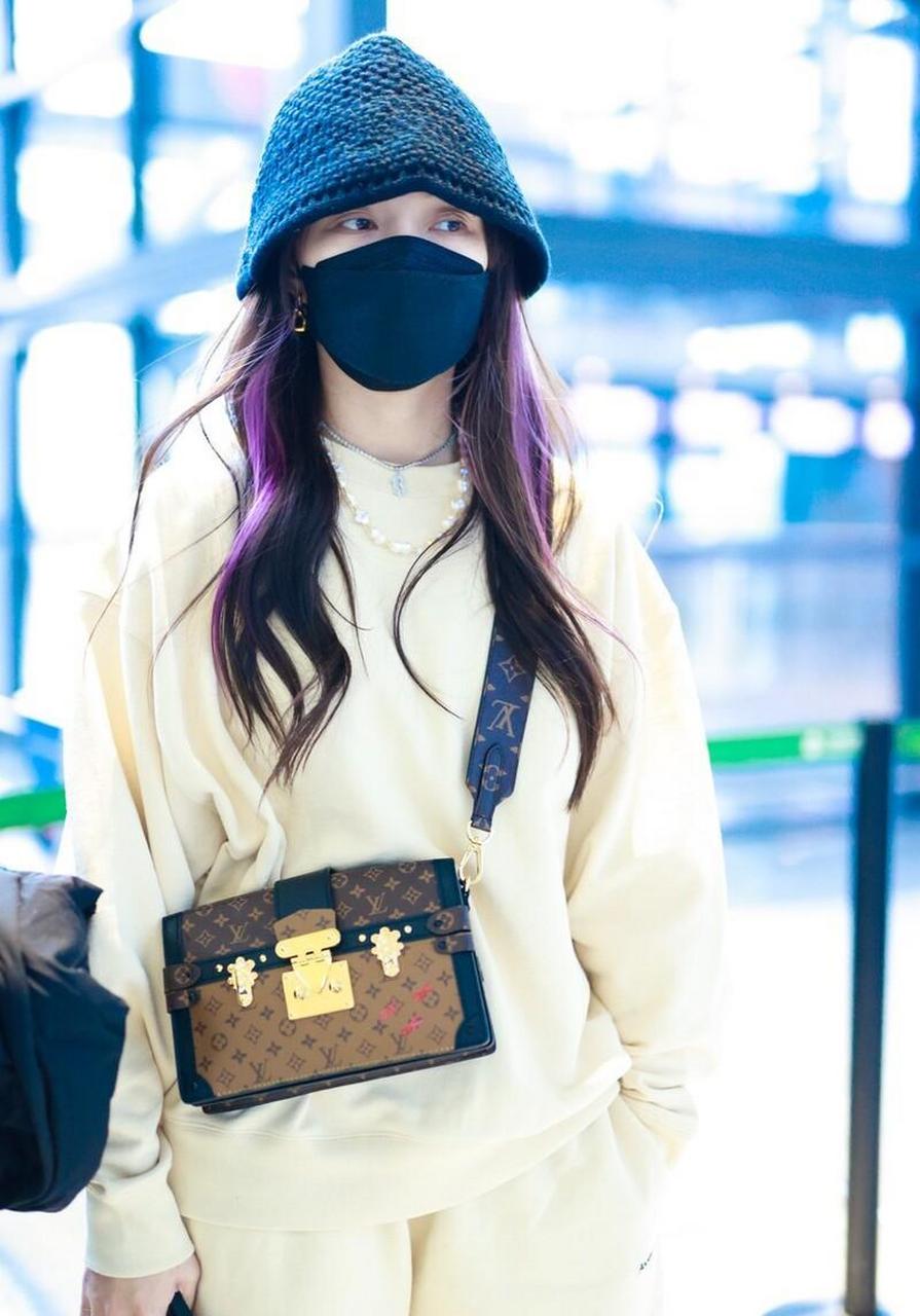 孟佳机场街拍 嫩黄色卫衣套装 louisvuiton斜挎包 卡其色翻毛皮马丁靴