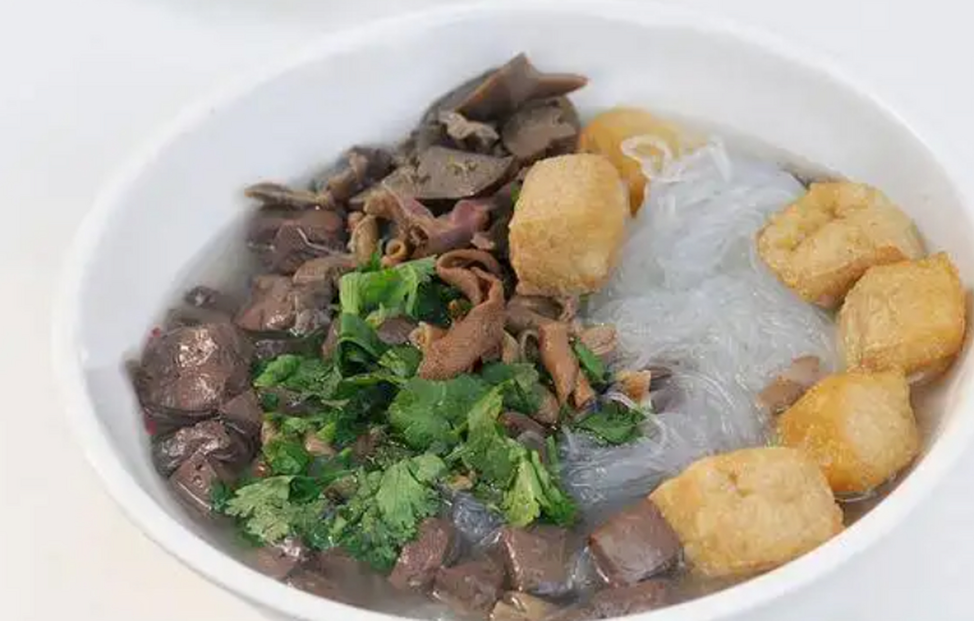 鸭血粉丝汤是南京最出名的美食之一,也是金陵地区特色美食的一种代表.