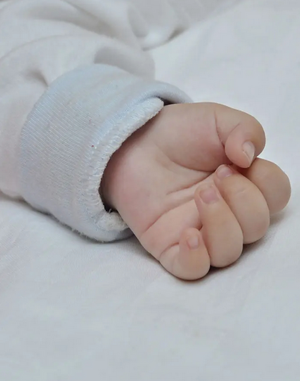 只有一直握拳,打不开,才是异常的.