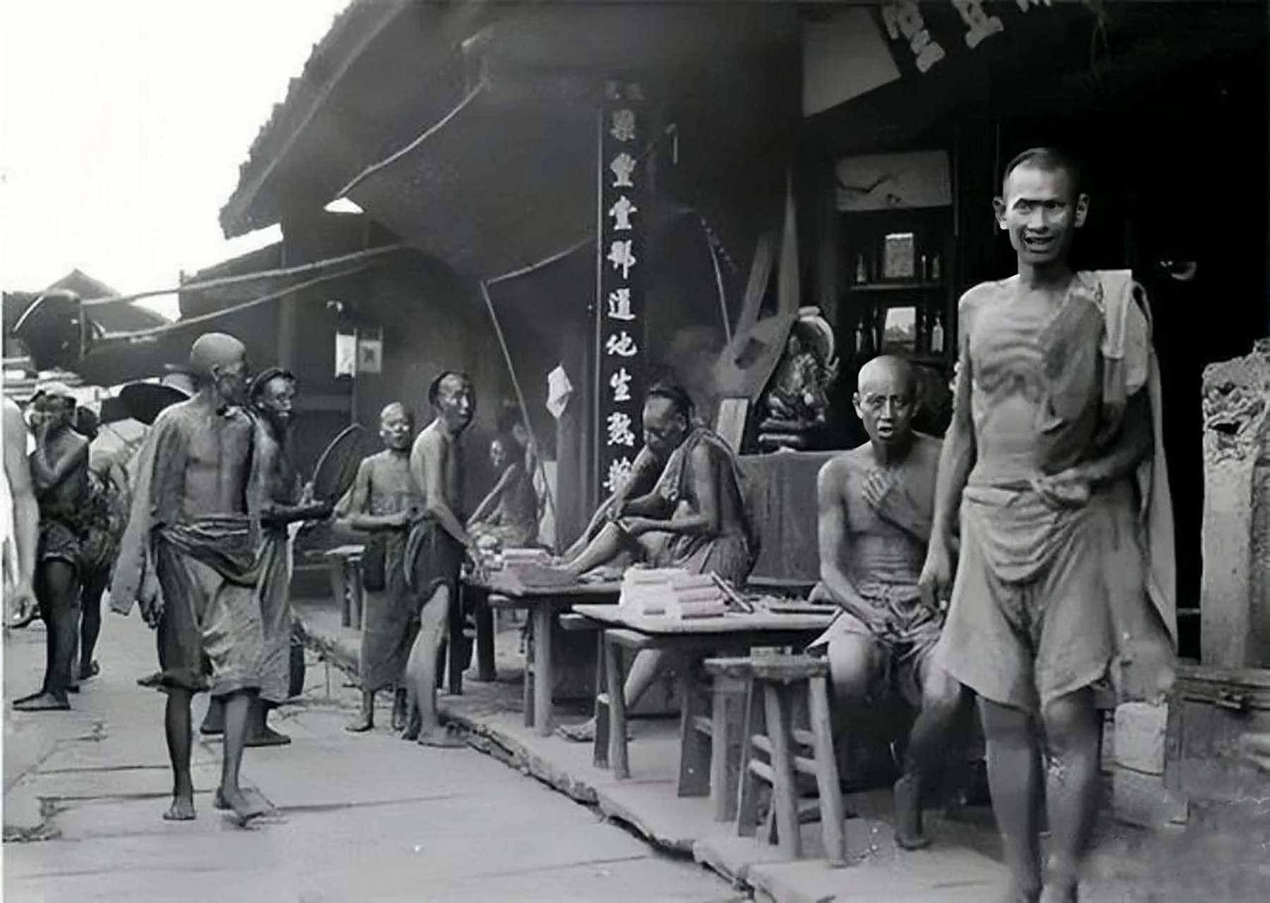 这才是100多年前的清朝老百姓的真实样子,饿得瘦骨嶙峋,前胸贴后背,别