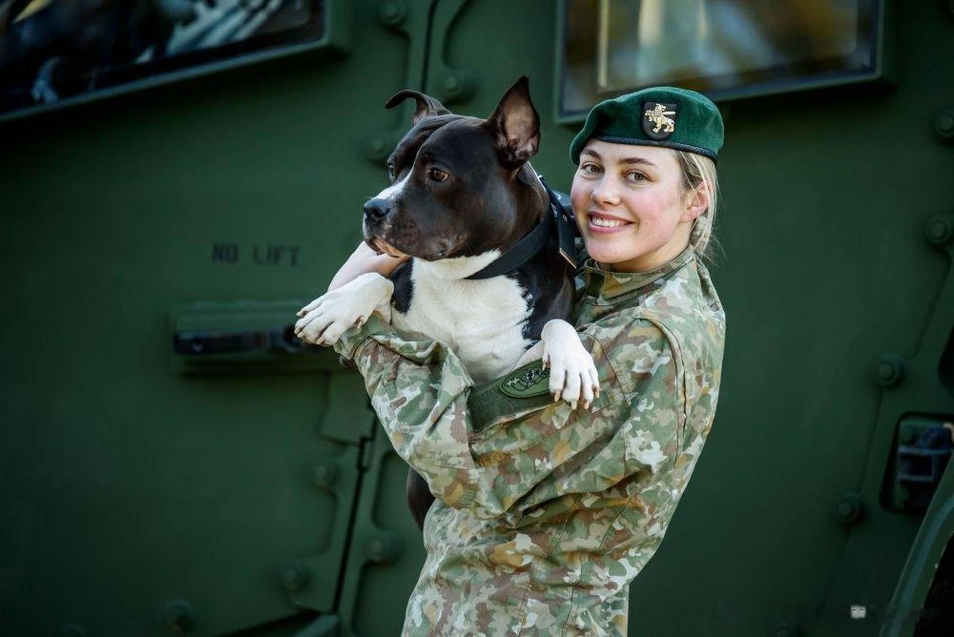 飞扬军事##每日女兵# 立陶宛机械化部队的女兵们