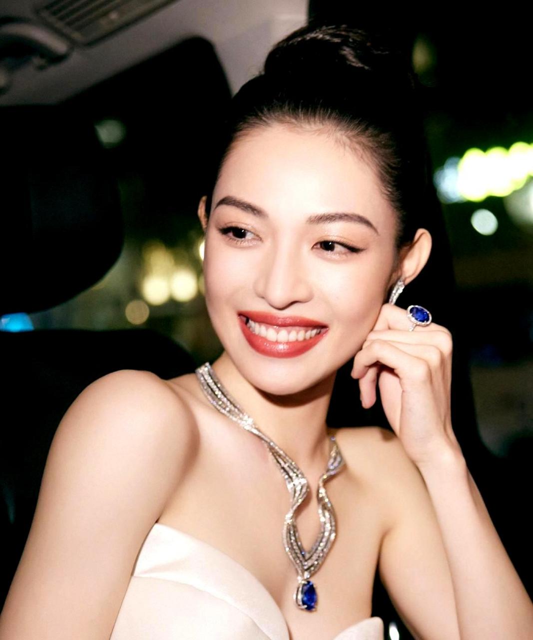 钟楚曦的嘴巴很美丽,她笑起来非常迷人.